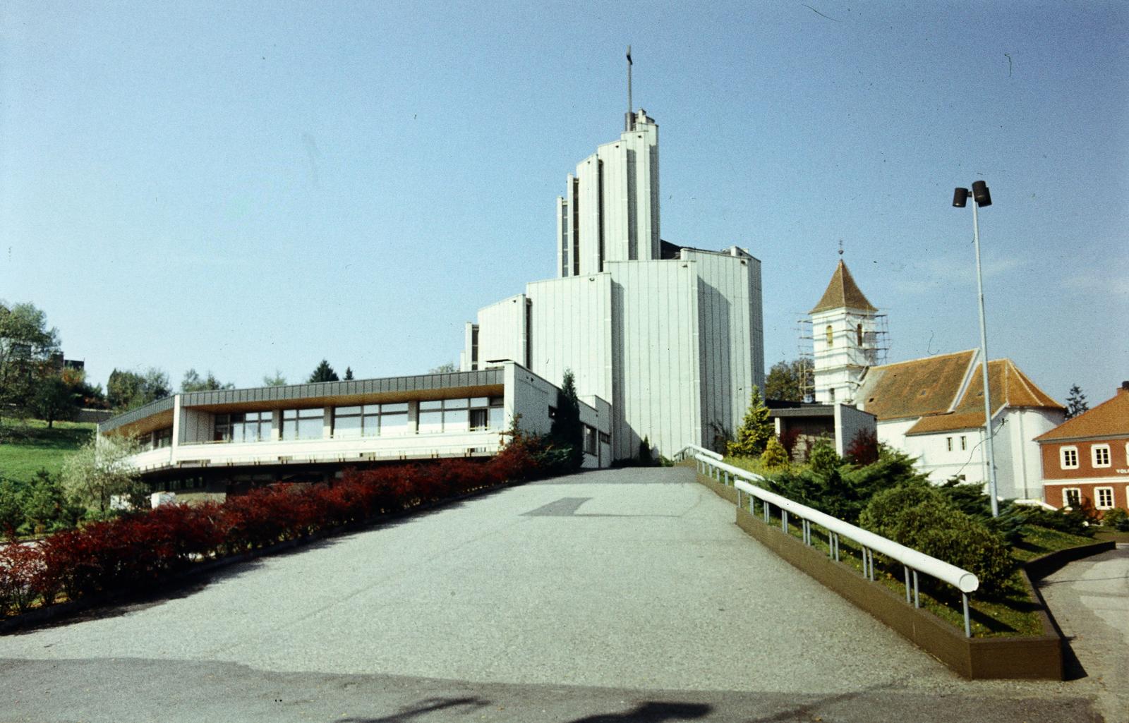 Austria, Kirchengasse, Heilig-Geist-Kirche, ettől jobbra a Rumänisch-Orthodoxe Pfarrkirche látható., 1981, Csaba László örökösei, church, Fortepan #288560