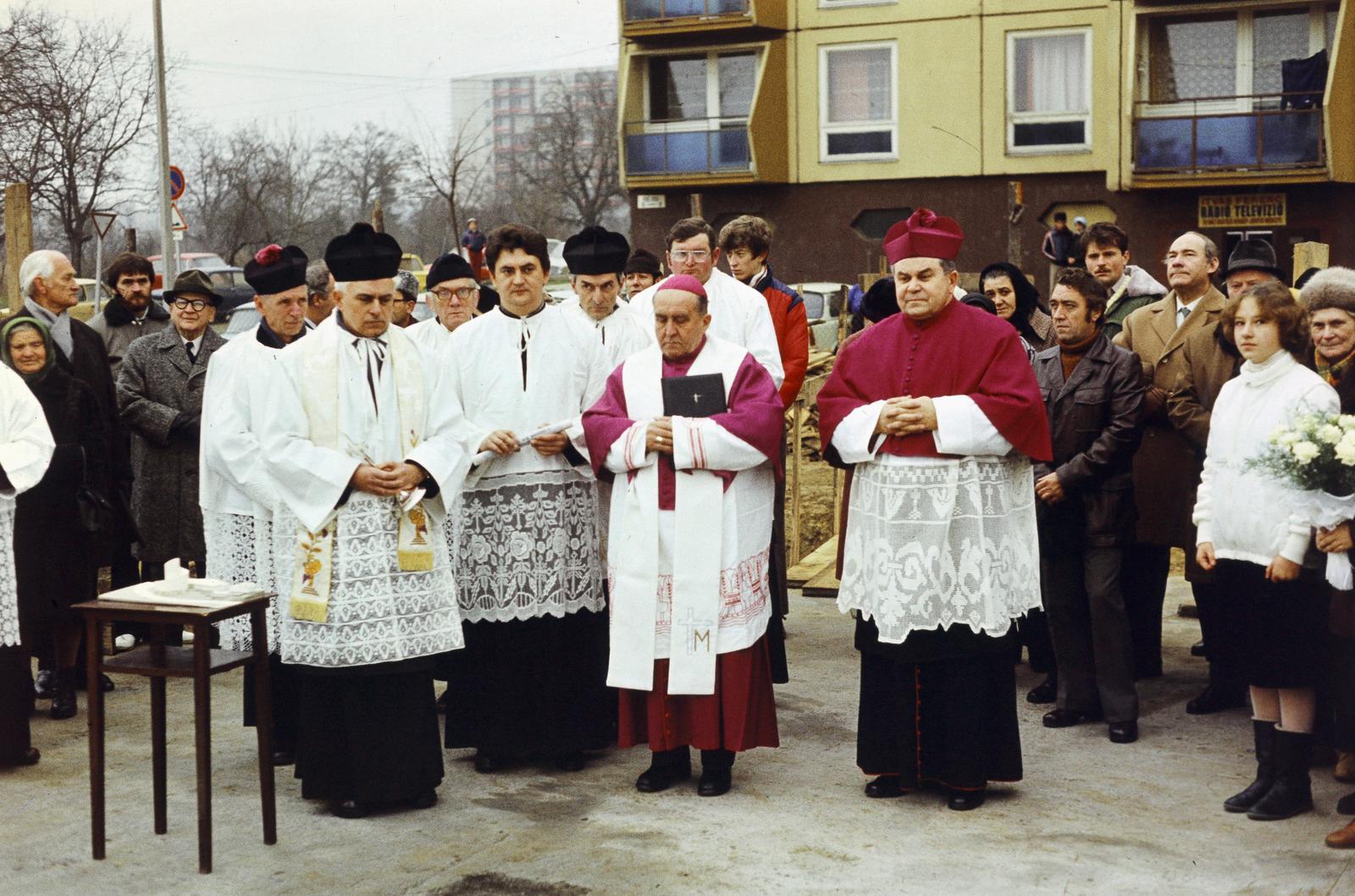 Hungary, Kaposvár, Béke utca, középen Szendi József veszprémi érsek és Baróti János apátplébános., 1982, Csaba László örökösei, surplice, colorful, bishop, Fortepan #288576