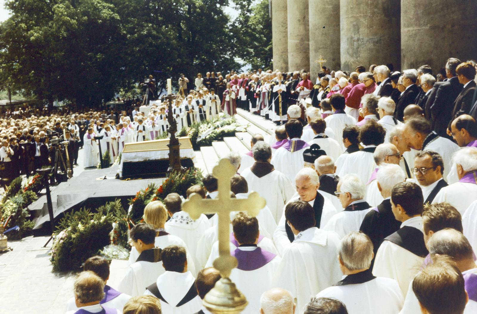 Hungary, Esztergom, Lékai László esztergomi érsek, prímás, bíboros gyászszertartása a Bazilika előtt 1986. július 8-án., 1986, Csaba László örökösei, Fortepan #288586