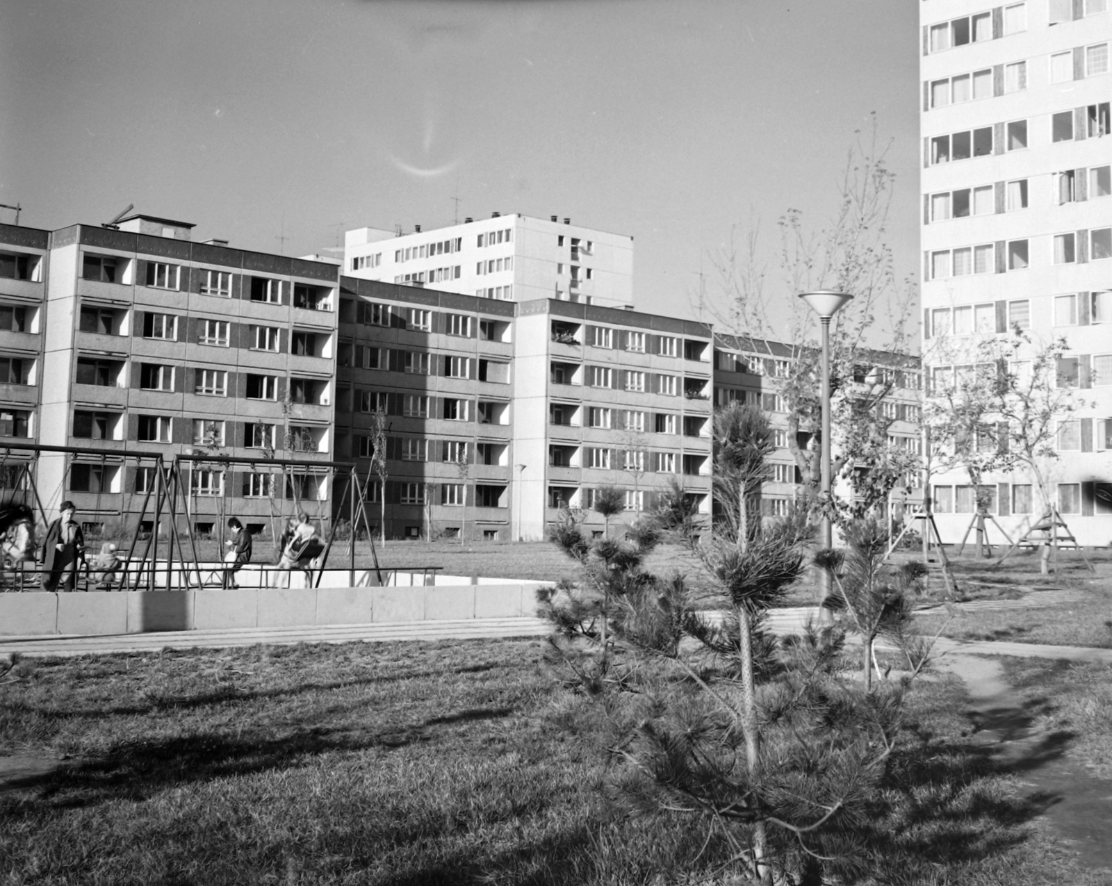 Magyarország, Budapest XIV., Füredi utcai lakótelep, játszótér a Füredi utca 64-66 előtt., 1973, Építésügyi Dokumentációs és Információs Központ, VÁTI, játszótér, hinta, park, lakótelep, Budapest, Fortepan #28859