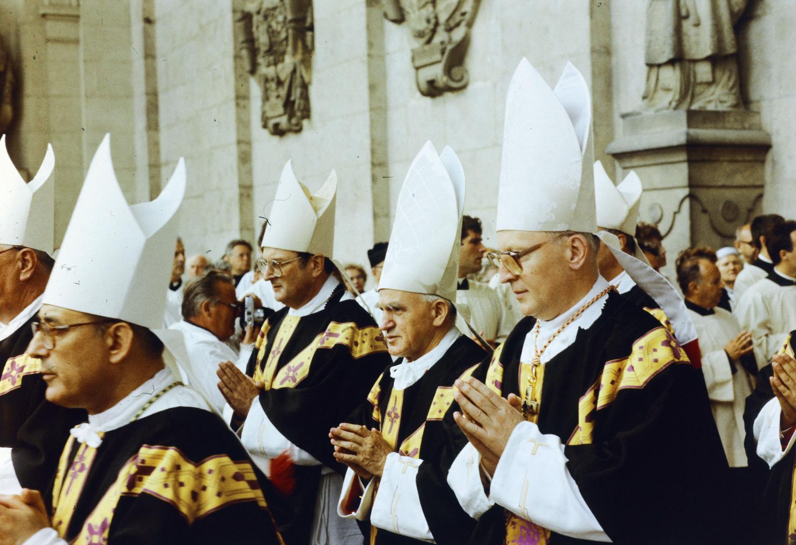 Magyarország, Esztergom, Lékai László esztergomi érsek, prímás, bíboros gyászszertartása a Bazilika előtt 1986. július 8-án., 1986, Csaba László örökösei, Fortepan #288591