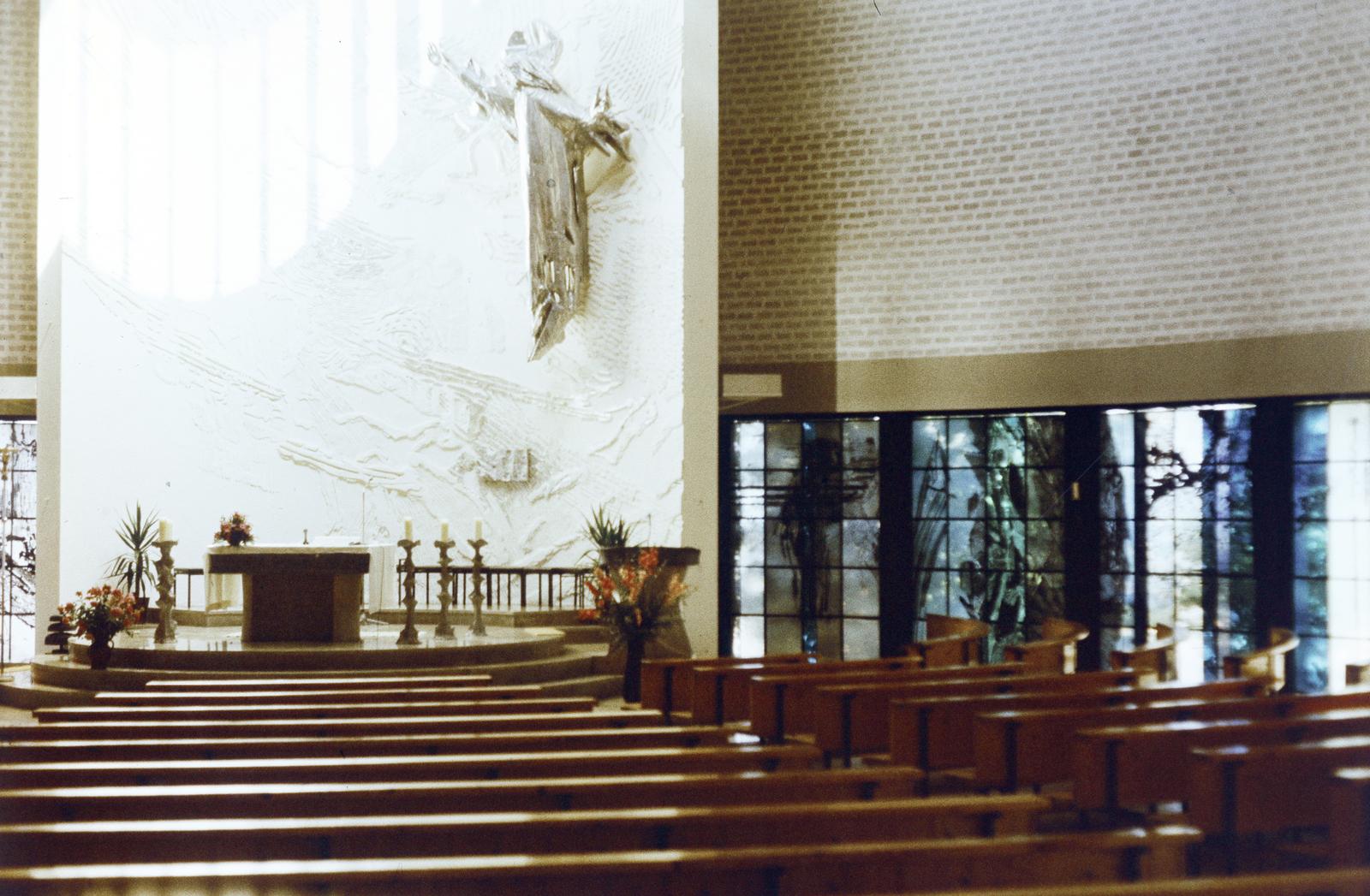 Germany, Passau, Grubweg, Kirchensteig 4., Szent Mihály-templom (Stadt­pfarr­kir­che St. Micha­el). Az oltárfal Krisztus alakjával, népi oltárral, ambóval és keresztelőkúttal Leopold Hafner alkotása 1978-ban., 1982, Csaba László örökösei, church interior, Fortepan #288592