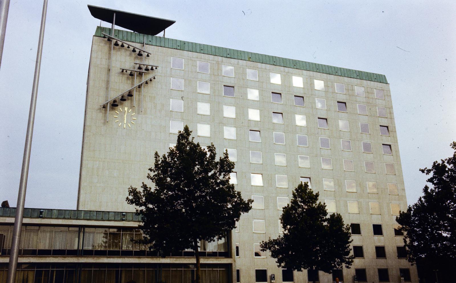 Németország, Wolfsburg, Porschestraße 49., Rathaus., 1982, Csaba László örökösei, köztéri óra, harangjáték, modern építészet, színes, Fortepan #288593