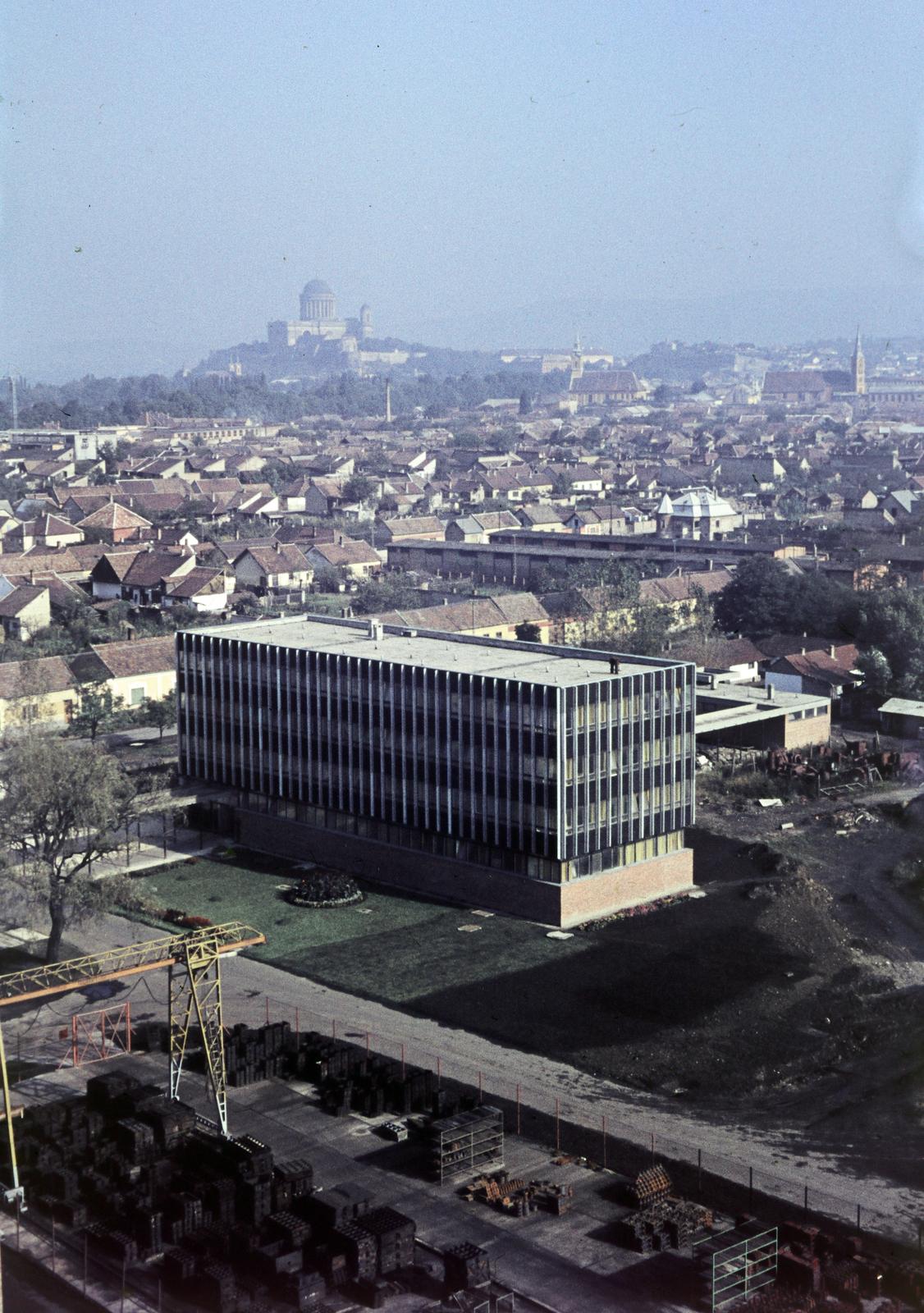 Magyarország, Esztergom, rálátás a Szerszámgépgyárra, távolban a Bazilika látható., 1980, Csaba László örökösei, Fortepan #288610