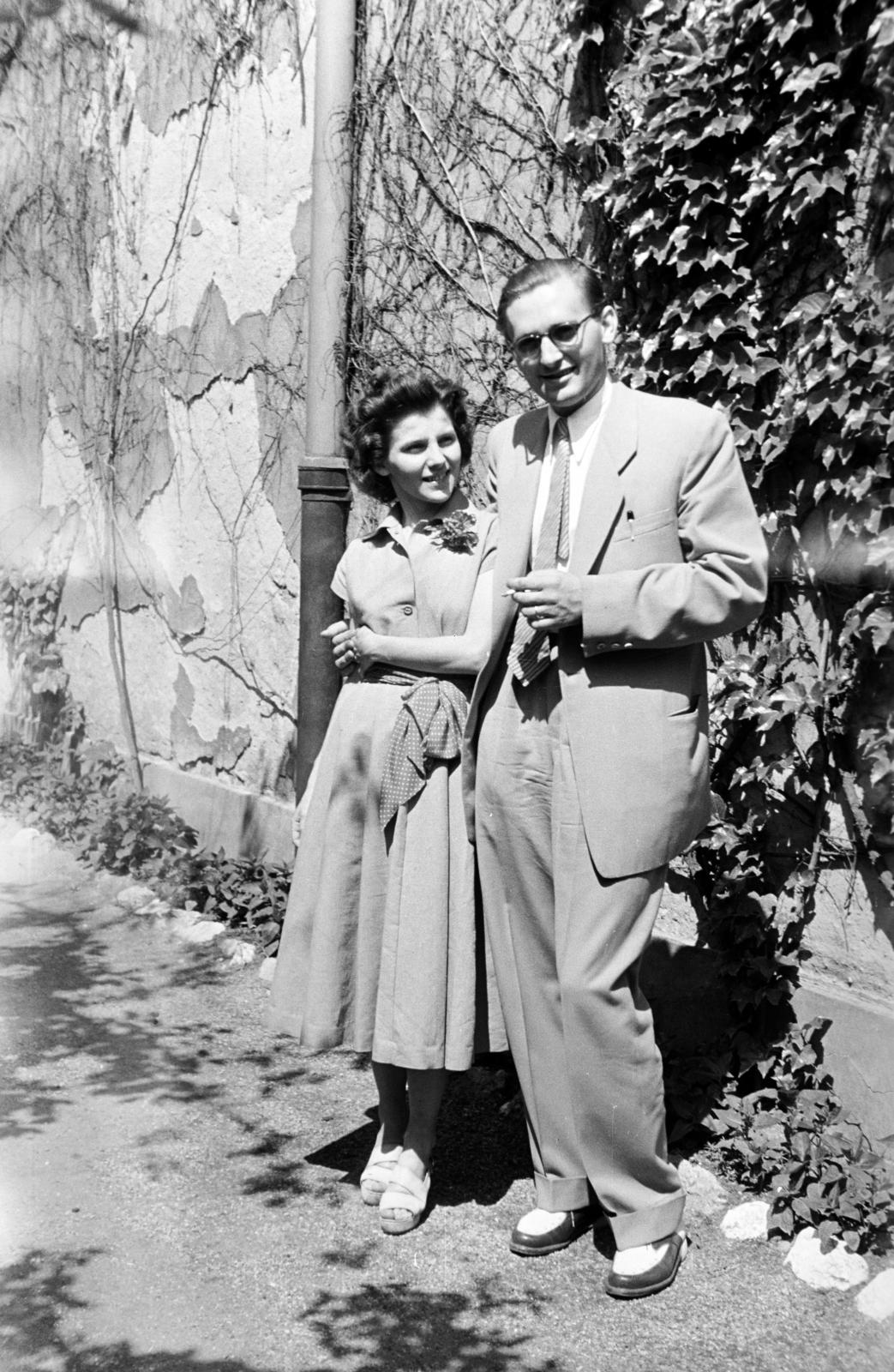 Juhász Sára építész későbbi férjével, Csaba László építésszel., 1949, Csaba László örökösei, emberpár, átkarol, Fortepan #288614