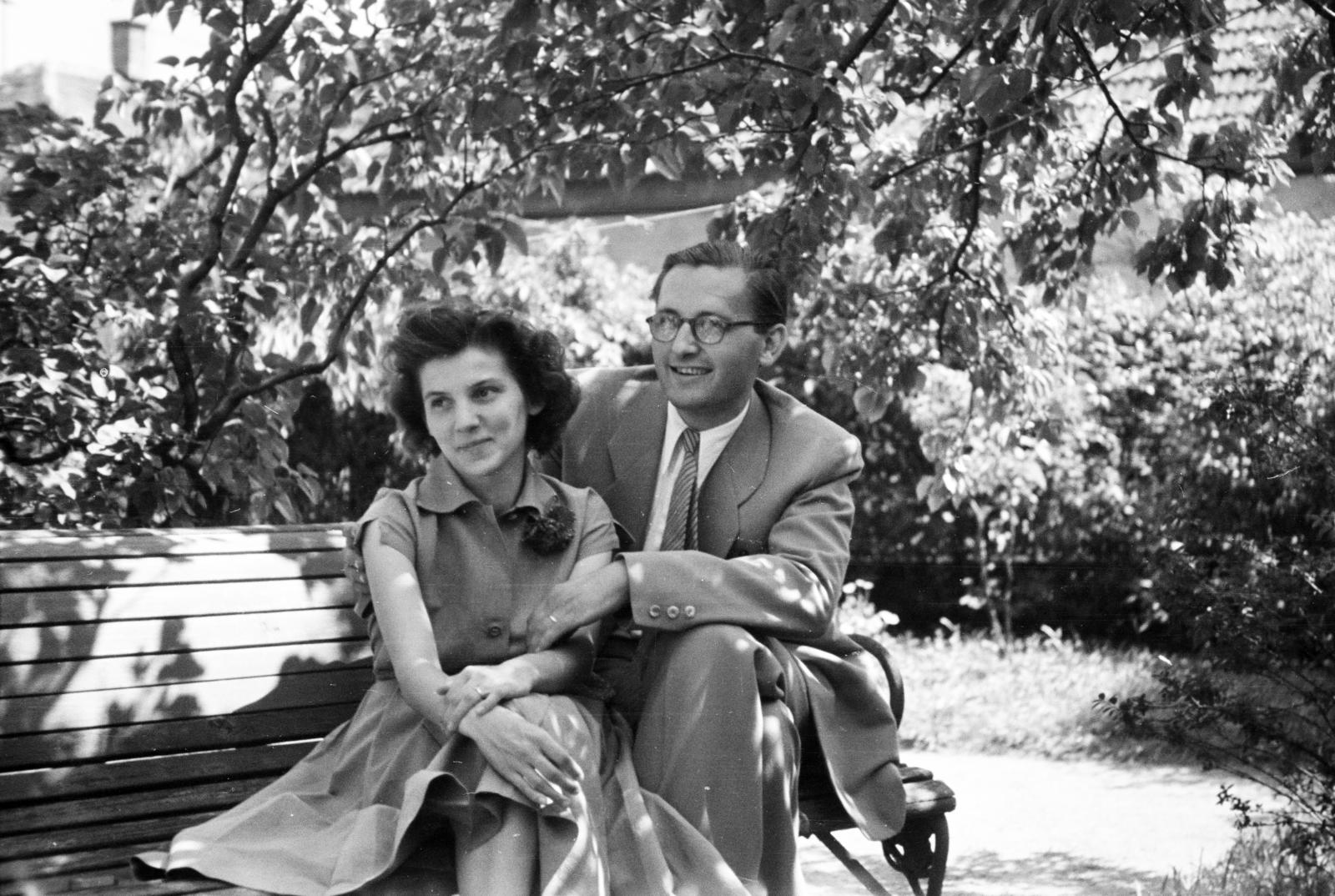 Juhász Sára építész későbbi férjével, Csaba László építésszel., 1949, Csaba László örökösei, Best of, man and woman, bench, summer, smile, Fortepan #288616