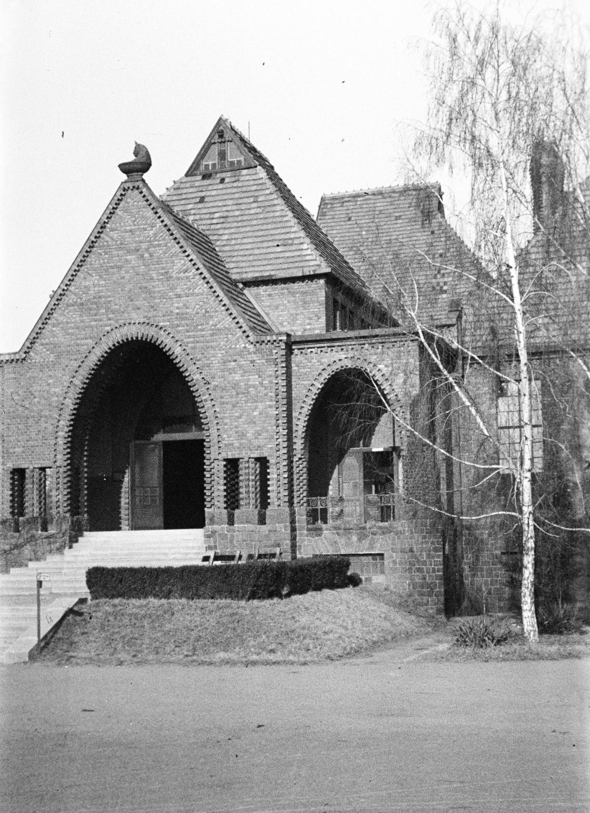Magyarország, Debrecen, Nagyerdei Köztemető, ravatalozó és krematórium., 1949, Csaba László örökösei, temető, téglaburkolat, Fortepan #288619
