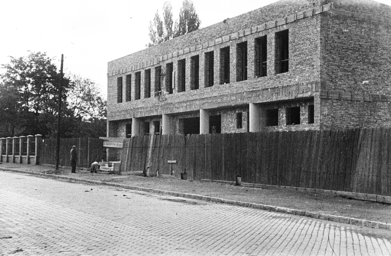 Magyarország, Budapest XIX., Üllői út 303., a Hofherr-Schrantz-Clayton-Shuttleworth Magyar Gépgyári Művek Rt. iparitanuló-iskolájának építkezése (később BGSZC Ganz Ábrahám Két Tanítási Nyelvű Szakgimnázium és Szakközépiskola)., 1948, Csaba László örökösei, kerítés, téglafal, Budapest, Fortepan #288622