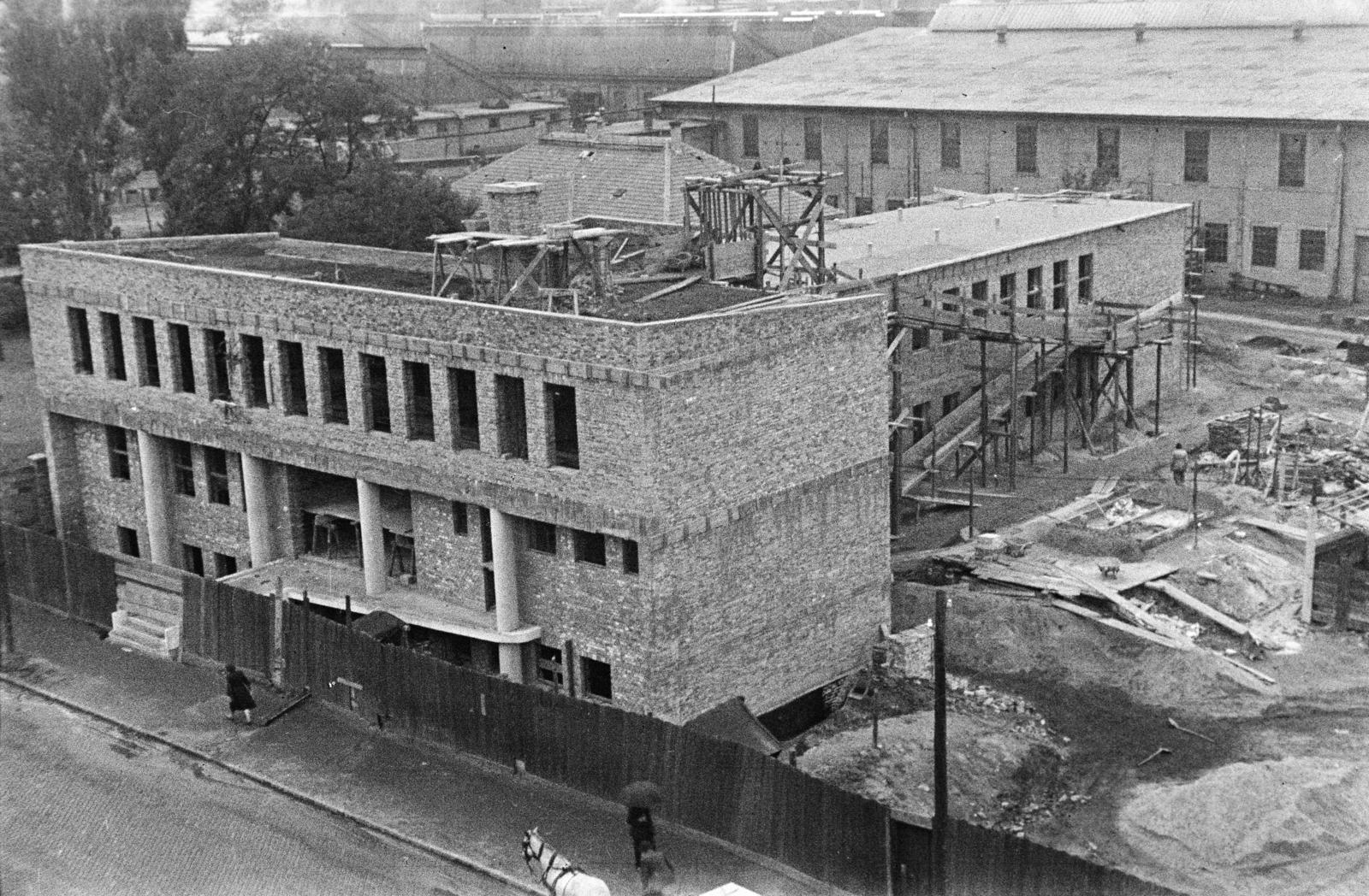 Magyarország, Budapest XIX., Üllői út 303., a Hofherr-Schrantz-Clayton-Shuttleworth Magyar Gépgyári Művek Rt. iparitanuló-iskolájának építkezése (később BGSZC Ganz Ábrahám Két Tanítási Nyelvű Szakgimnázium és Szakközépiskola)., 1948, Csaba László örökösei, építkezés, téglafal, Budapest, Fortepan #288624