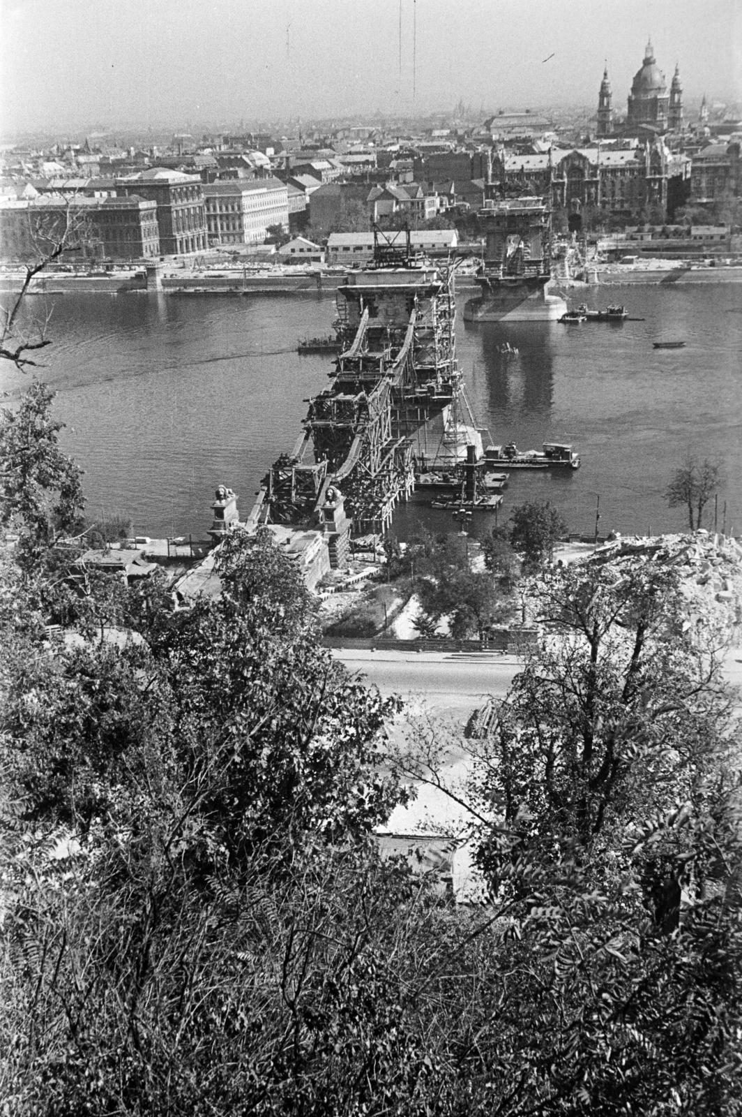 Magyarország, Budapest I.,Budapest V., kilátás a budai Várból az újjáépítés alatt álló Széchenyi Lánchíd és a pesti Duna-part felé, háttérben a Bazilika., 1949, Csaba László örökösei, Best of, híd, Duna, függőhíd, állvány, hídépítés, hídroncs, Budapest, Fortepan #288626