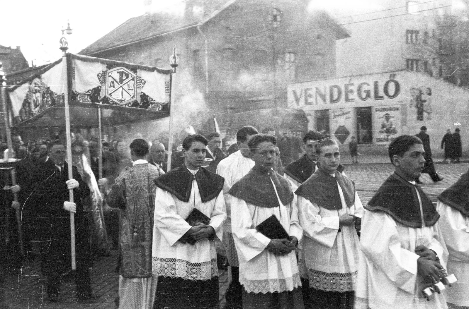 Hungary, Budapest XIII., Váci út, úrnapi körmenet a Lehel (Ferdinánd) térnél, háttérben a vendéglő a Röntgen utca sarkán áll., 1949, Csaba László örökösei, restaurant, procession, Eucharist, Latin Church, surplice, Budapest, Fortepan #288630