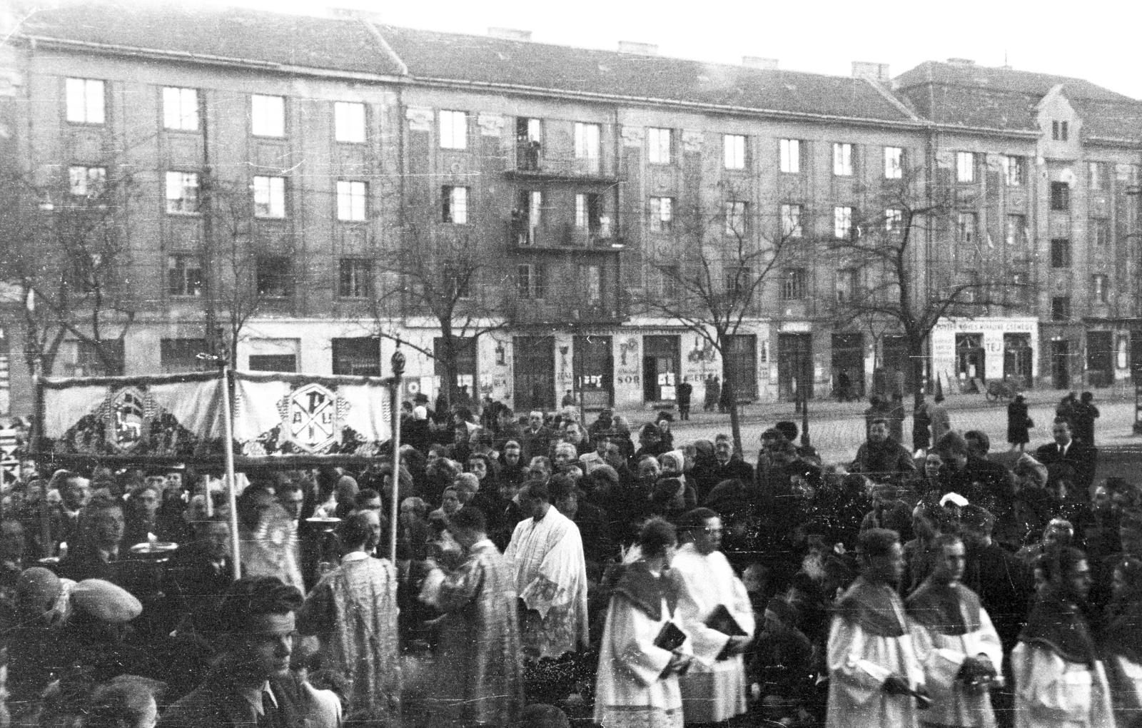 Hungary, Budapest XIII.,Budapest VI., Lehel (Ferdinánd) tér, úrnapi körmenet az Árpád-házi Szent Margit-templom mögött, háttérben a Lehel utca házsora., 1949, Csaba László örökösei, procession, Eucharist, Latin Church, Budapest, Fortepan #288631