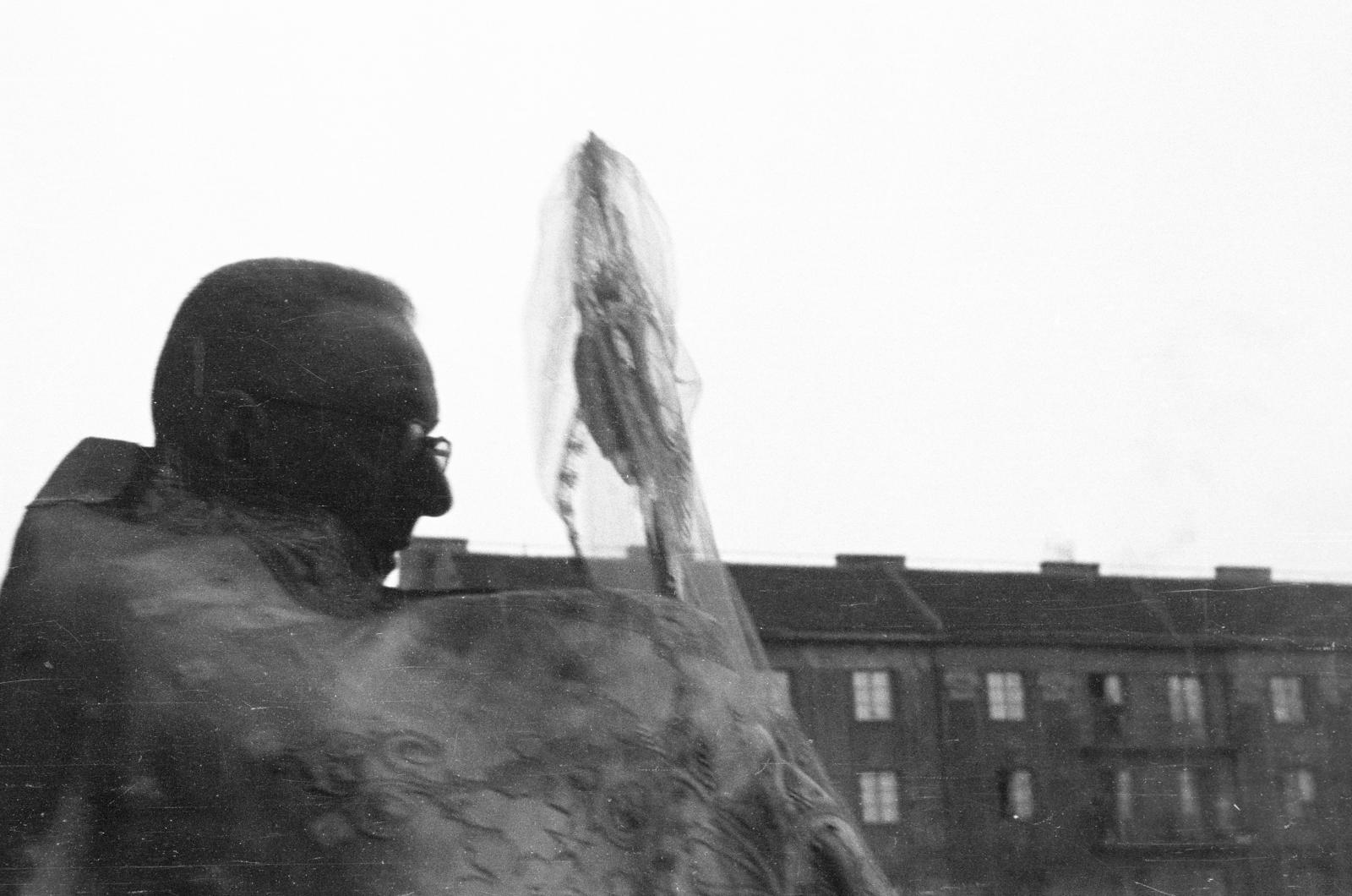 Hungary, Budapest XIII.,Budapest VI., Lehel (Ferdinánd) tér, Húsvéti feltámadási körmenet az Árpád-házi Szent Margit-templom mögött, háttérben a Lehel utca házsora., 1949, Csaba László örökösei, procession, Eucharist, Latin Church, Budapest, Fortepan #288632