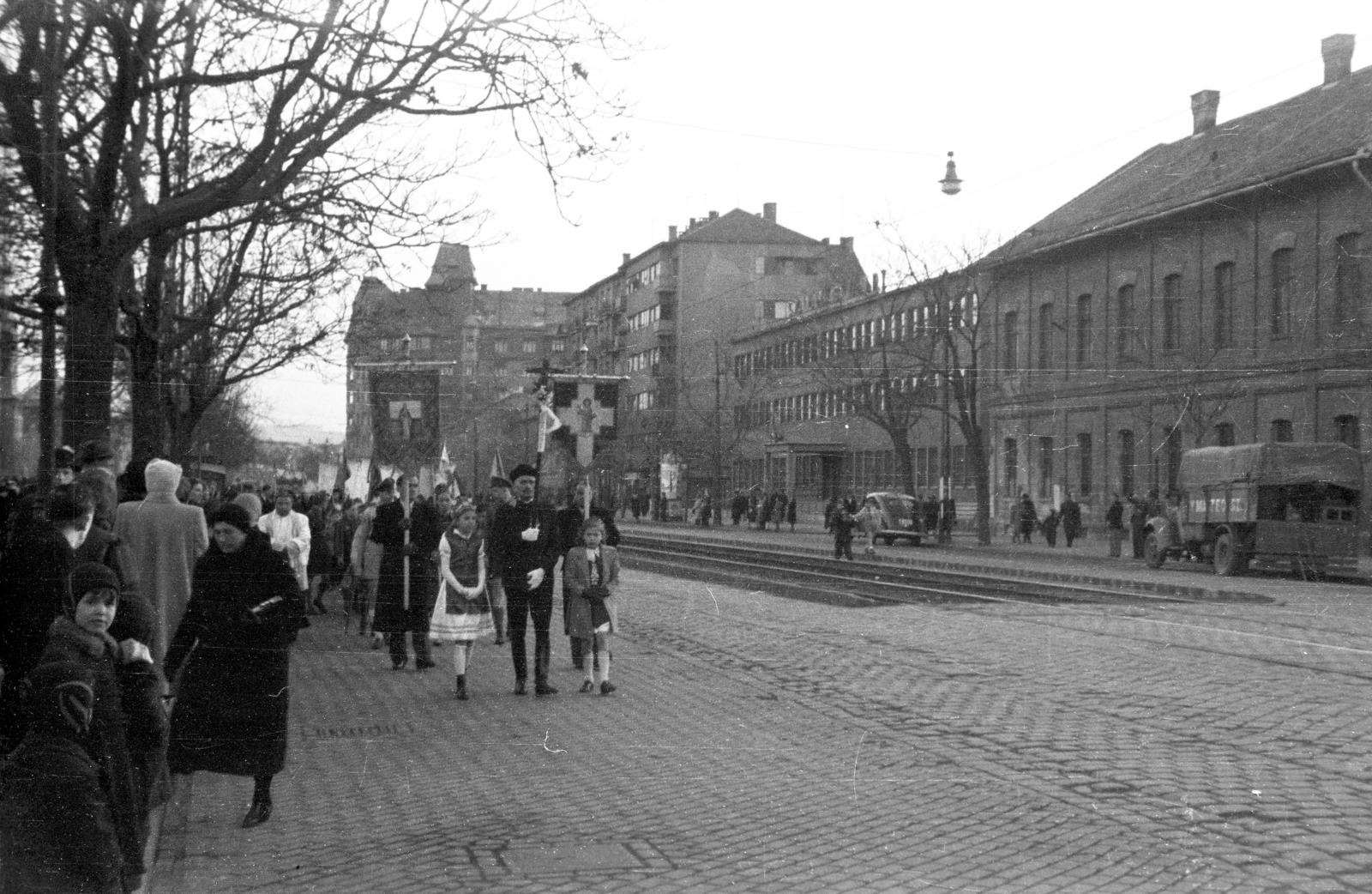 Hungary, Budapest XIII., Váci út, úrnapi körmenet a Lehel (Ferdinánd) térnél, távolabb a háttérben a Victor Hugo utca sarkán álló ház, szemben középen az egykori Szalay István Villamossági Rt. épülete látható., 1949, Csaba László örökösei, village fair, folk costume, procession, Latin Church, Budapest, Fortepan #288637