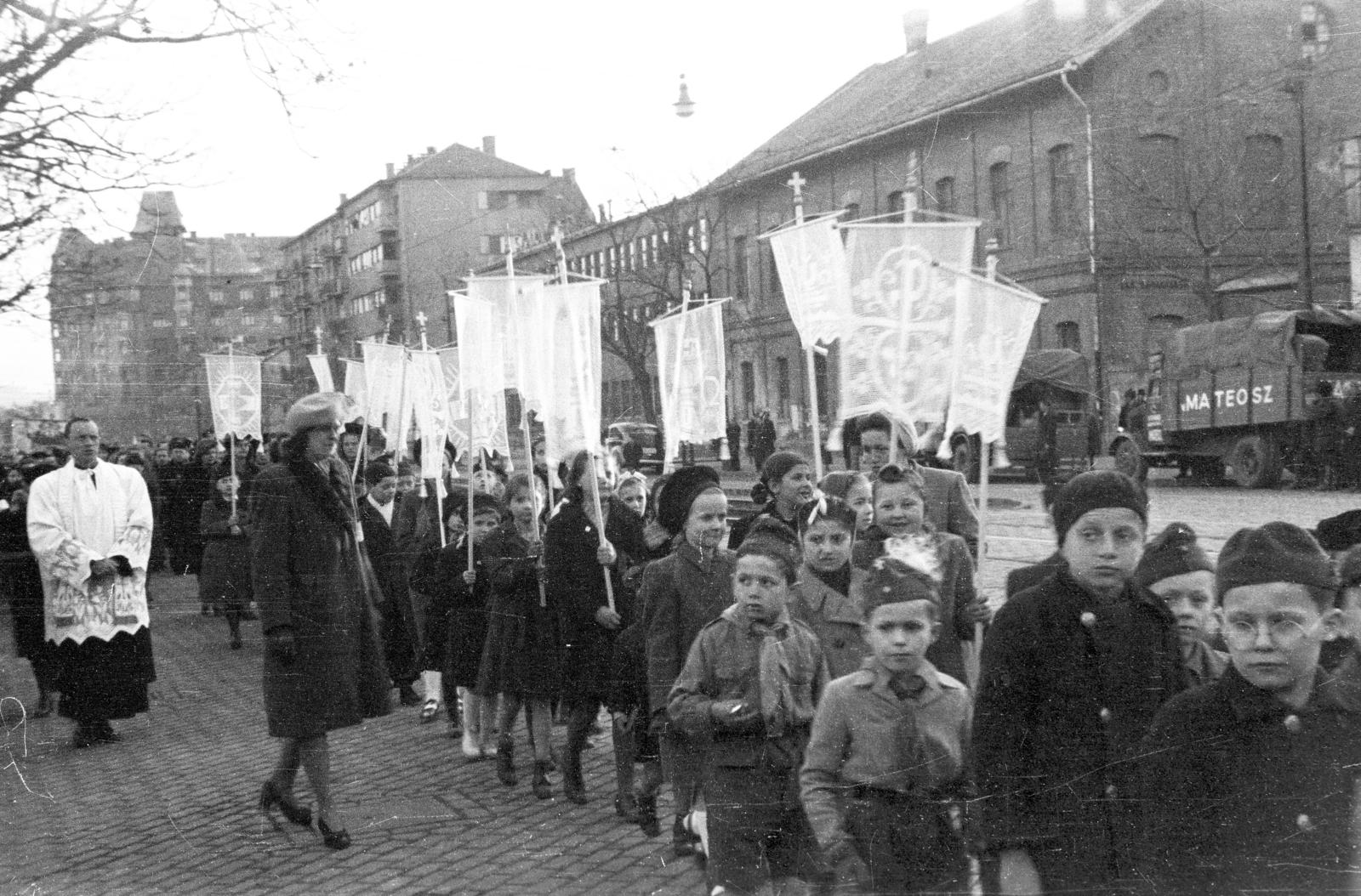 Hungary, Budapest XIII., Váci út, úrnapi körmenet a Lehel (Ferdinánd) térnél, balra a háttérben a Victor Hugo utca sarkán álló ház látható., 1949, Csaba László örökösei, village fair, kids, scouting, procession, Latin Church, Budapest, Fortepan #288638