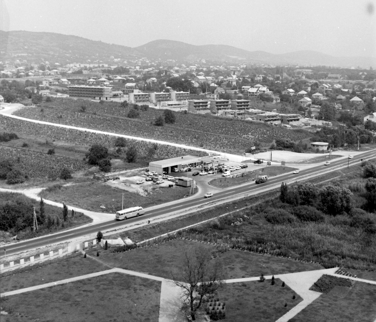 Hungary, Balatonfüred, kilátás a Marina szállóból az épülő Baricska üdülőtelep felé nézve. Előtérben a 71-es út., 1972, Építésügyi Dokumentációs és Információs Központ, VÁTI, commercial vehicle, picture, gas station, Shell-brand, Fortepan #28864
