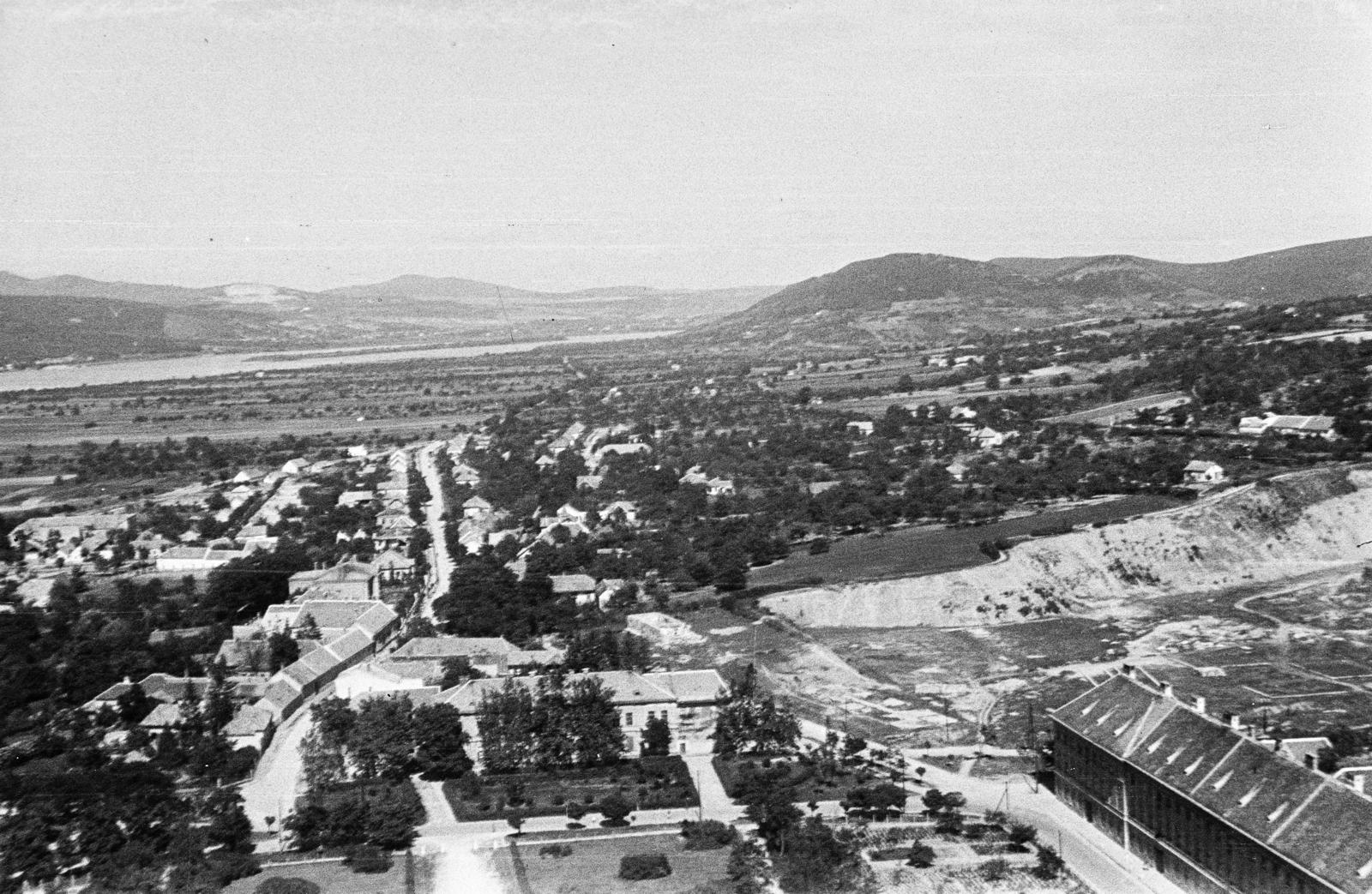 Magyarország, Esztergom, kilátás a Bazilika kupolájából a Dunakanyar felé, előtérben a Szent István tér és jobbra a déli kanonoksor., 1948, Csaba László örökösei, tájkép, Fortepan #288640