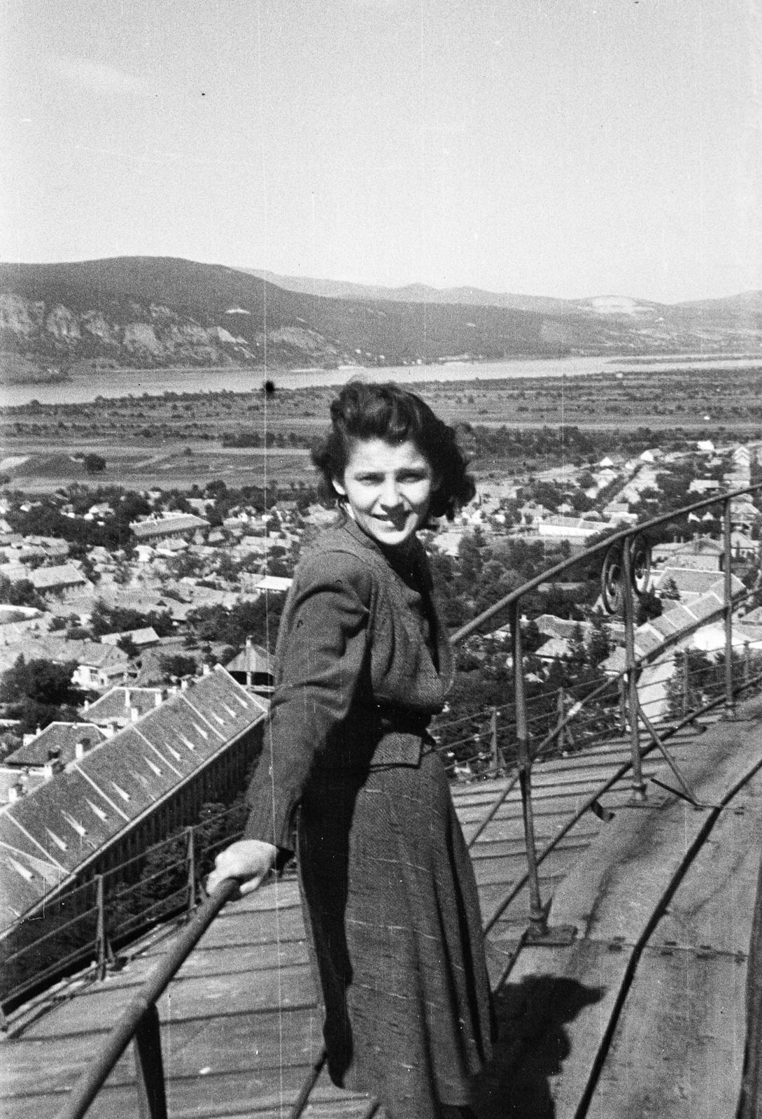 Hungary, Esztergom, kilátás a Bazilika kupolájából a Dunakanyar felé, előtérben az északi kanonoksor a Szent István téren., 1948, Csaba László örökösei, leaning, lady, Fortepan #288641