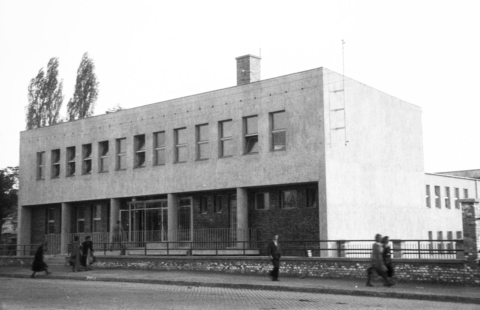 Magyarország, Budapest XIX., Üllői út 303., a Hofherr-Schrantz-Clayton-Shuttleworth Magyar Gépgyári Művek Rt. iparitanuló-iskolája (később BGSZC Ganz Ábrahám Két Tanítási Nyelvű Szakgimnázium és Szakközépiskola)., 1949, Csaba László örökösei, modern építészet, Budapest, Fortepan #288647