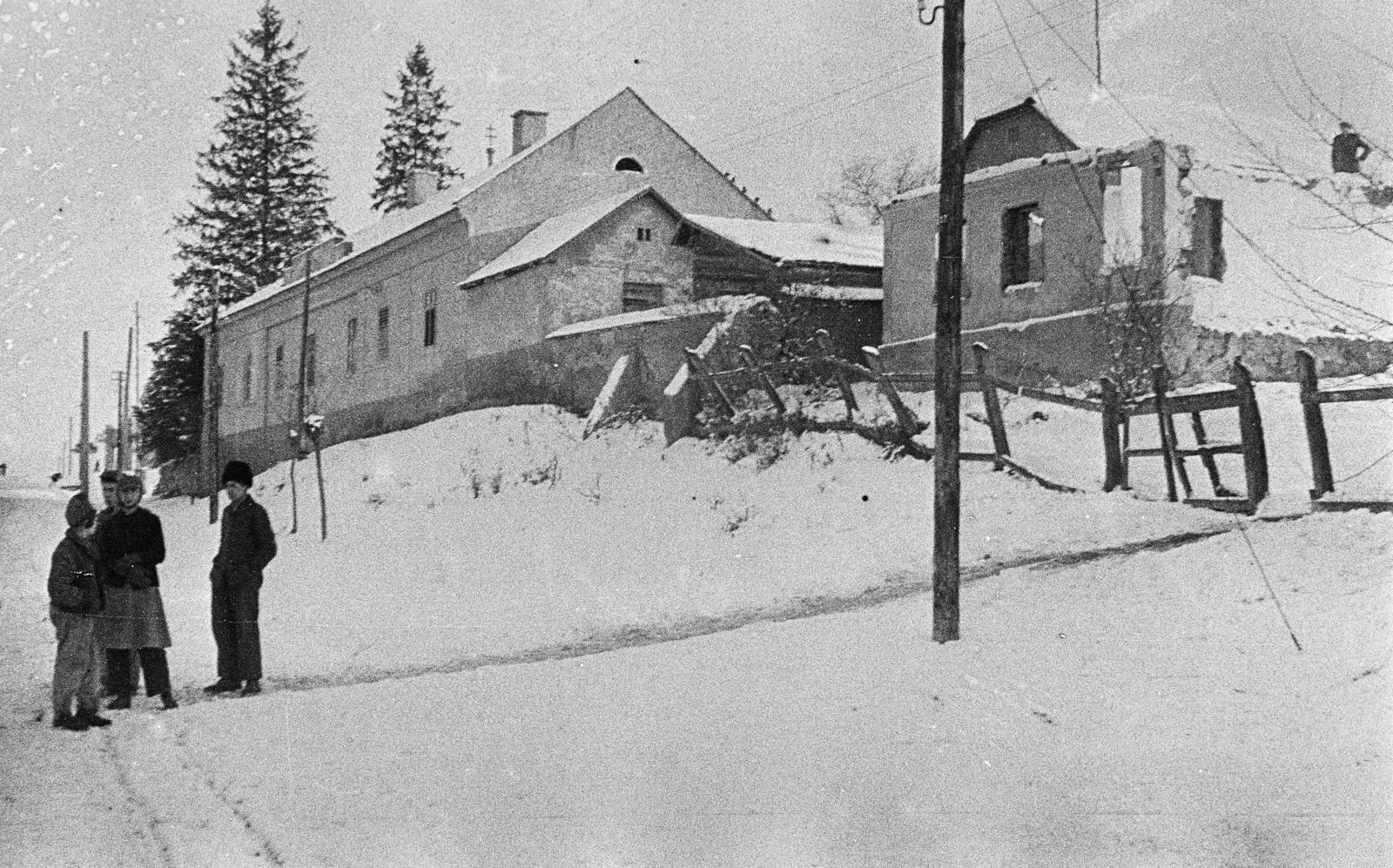 Magyarország, Bélapátfalva, IV. Béla út 78-80., előtérben a felépítendő Gárdonyi Kultúrotthon (később Művelődési Ház) telke., 1949, Csaba László örökösei, építkezés, tél, hó, Fortepan #288650