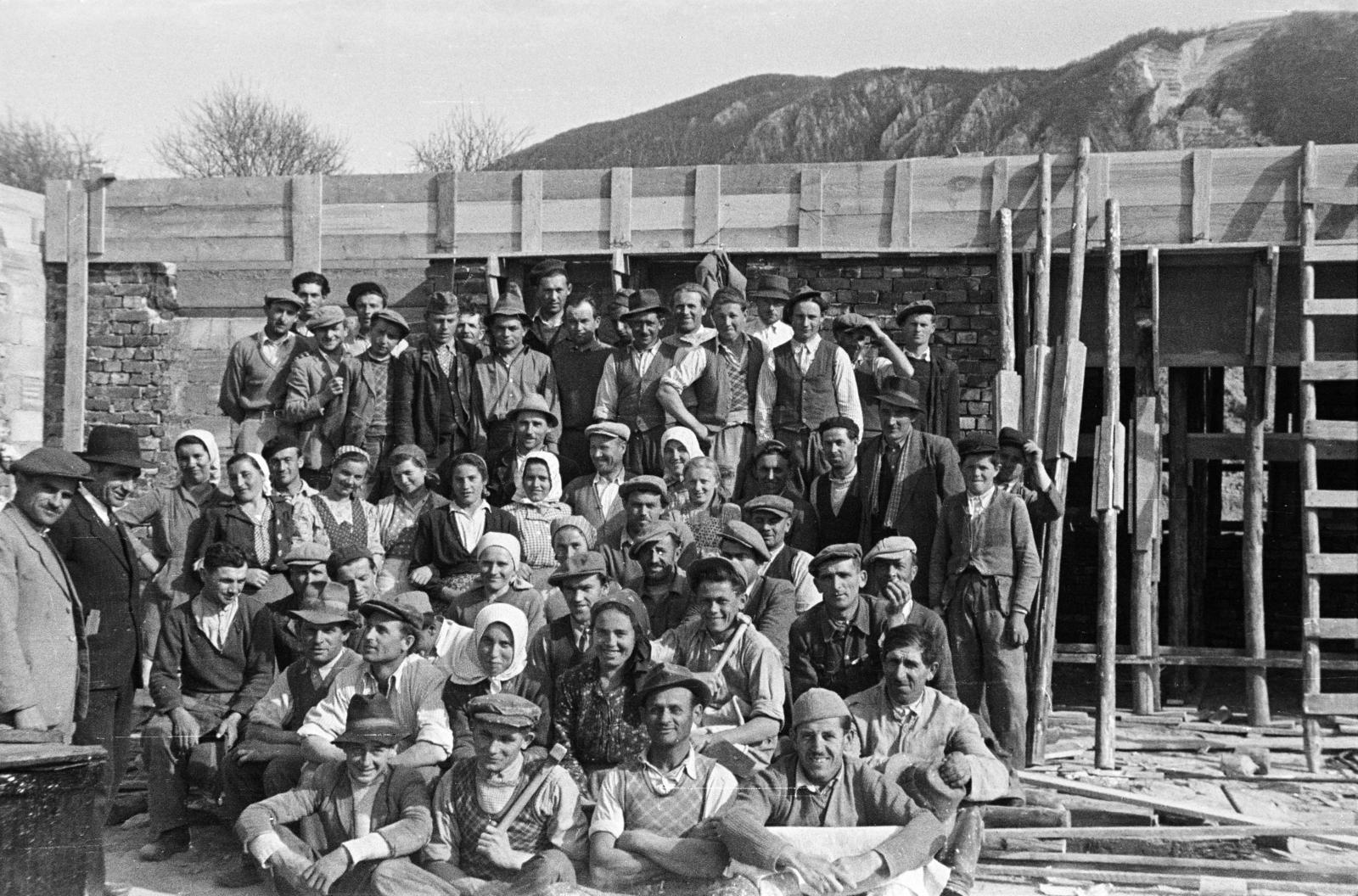 Hungary, Bélapátfalva, IV. Béla út 78-80., a Gárdonyi Kultúrotthon (később Művelődési Ház) építkezése., 1951, Csaba László örökösei, tableau, construction, worker, Fortepan #288656