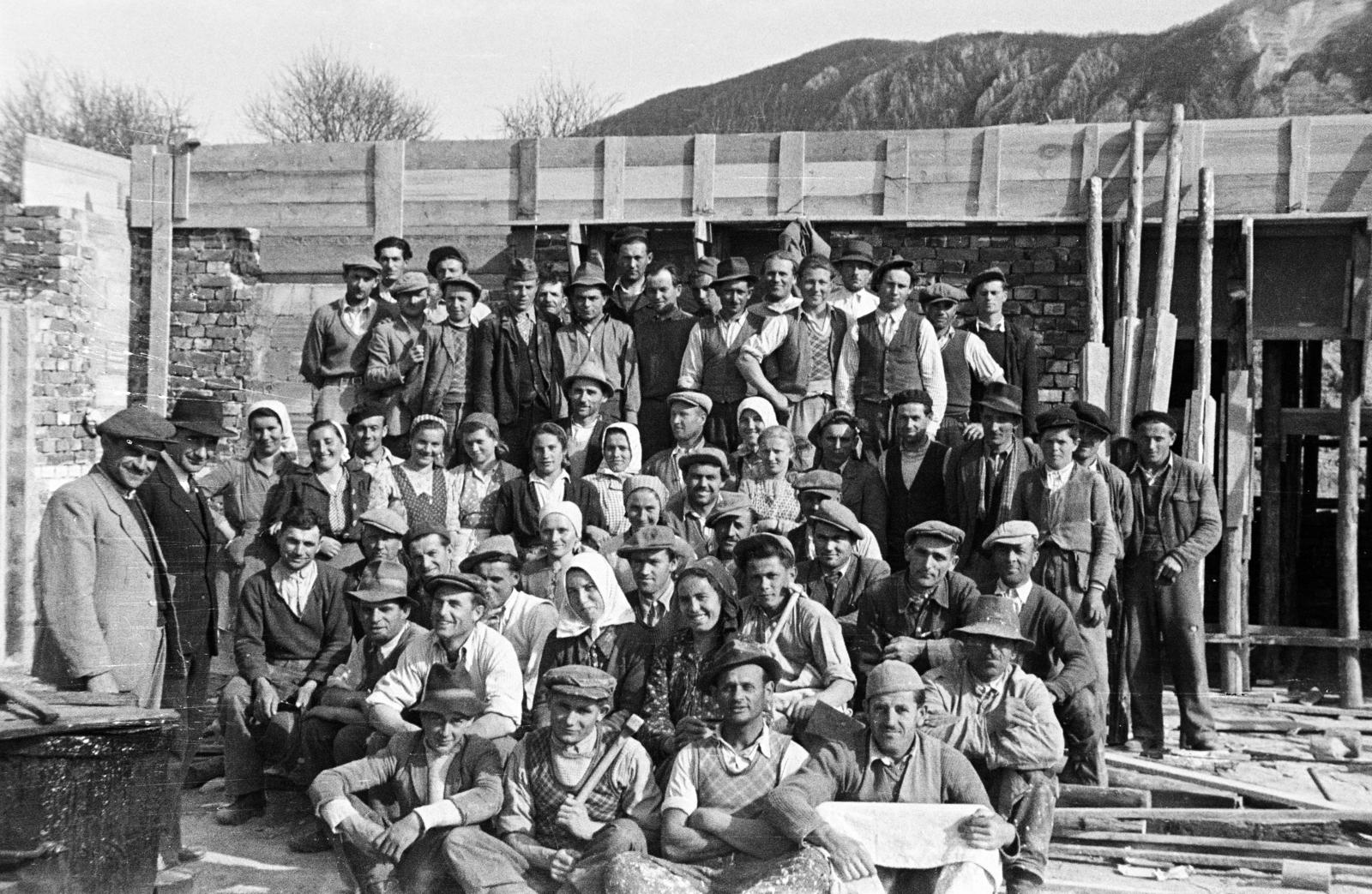 Hungary, Bélapátfalva, IV. Béla út 78-80., a Gárdonyi Kultúrotthon (később Művelődési Ház) építkezése., 1951, Csaba László örökösei, tableau, working woman, Fortepan #288657