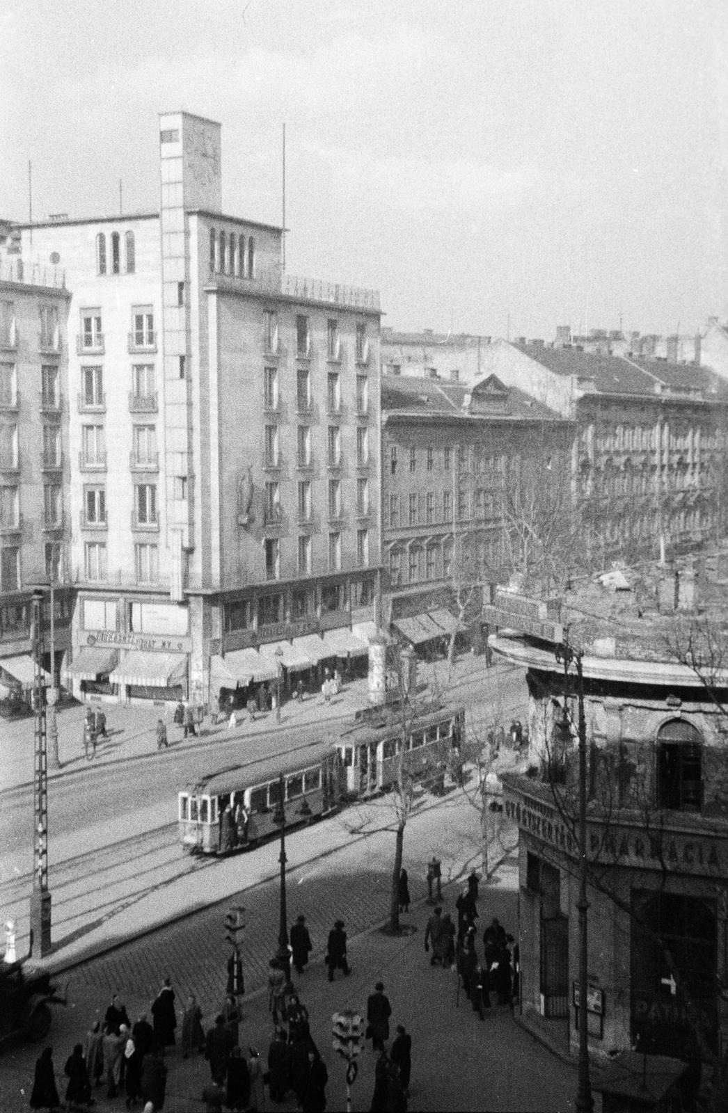 Hungary, Budapest VII.,Budapest VIII., Astoria kereszteződés, balra a Georgia bérpalota., 1951, Csaba László örökösei, street view, pharmacy, tram, Budapest, Fortepan #288664