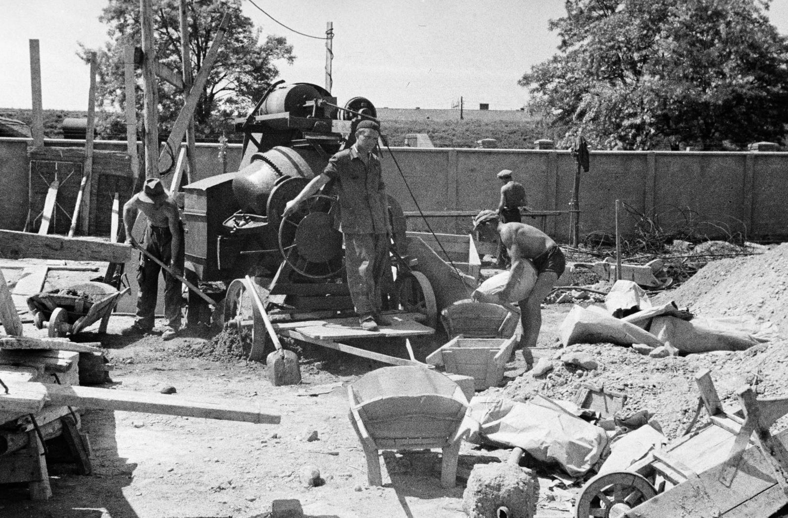 1953, Csaba László örökösei, construction, worker, concrete-mixer, mortar box, wheelbarrow, Fortepan #288679