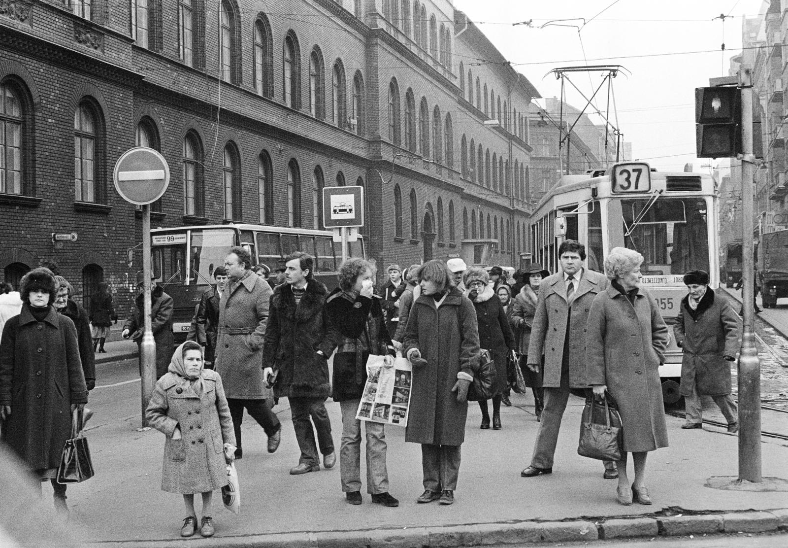 Hungary, Budapest VIII., Népszínház utca, villamos-végállomás a József körútnál, az autóbusz a Bánki Donát Gépipari Műszaki Főiskola épülete előtt áll., 1980, Prohászka Imre, Budapest, Fortepan #288695