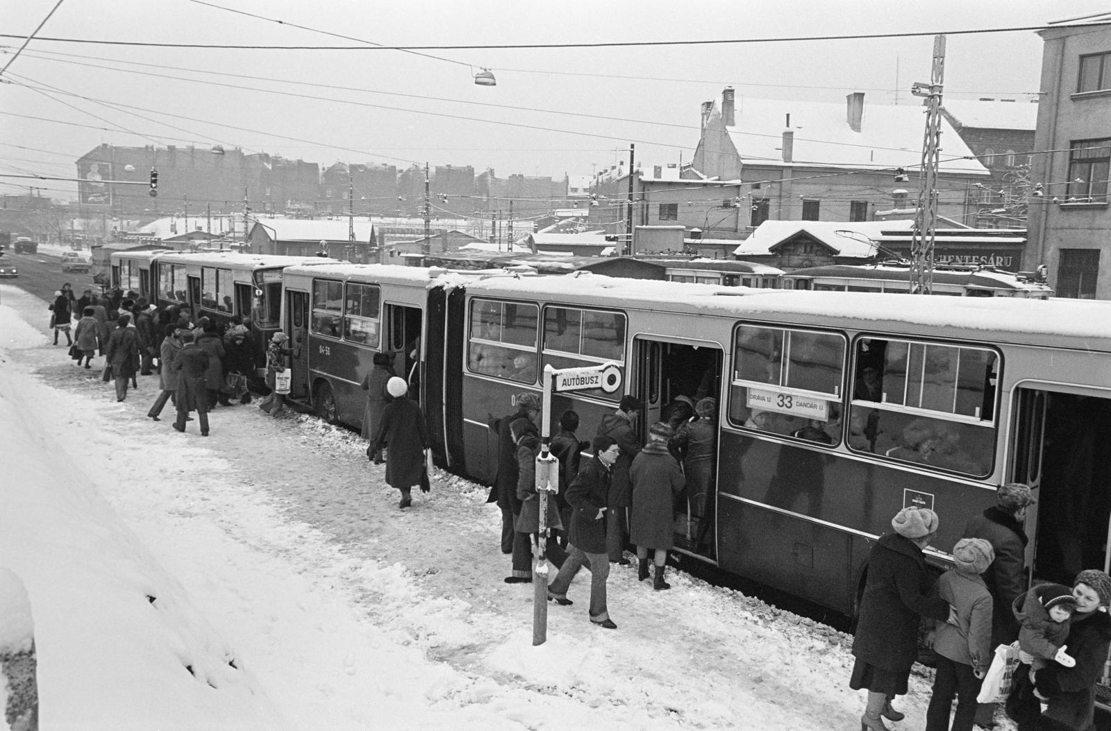 Magyarország, Budapest VIII., Fiumei (Mező Imre) út, autóbuszmegálló a Józsefvárosi pályaudva előtt, az Orczy tér közelében. Jobbra a Baross kocsiszín., 1980, Prohászka Imre, tél, buszmegálló, Budapest, Fortepan #288696