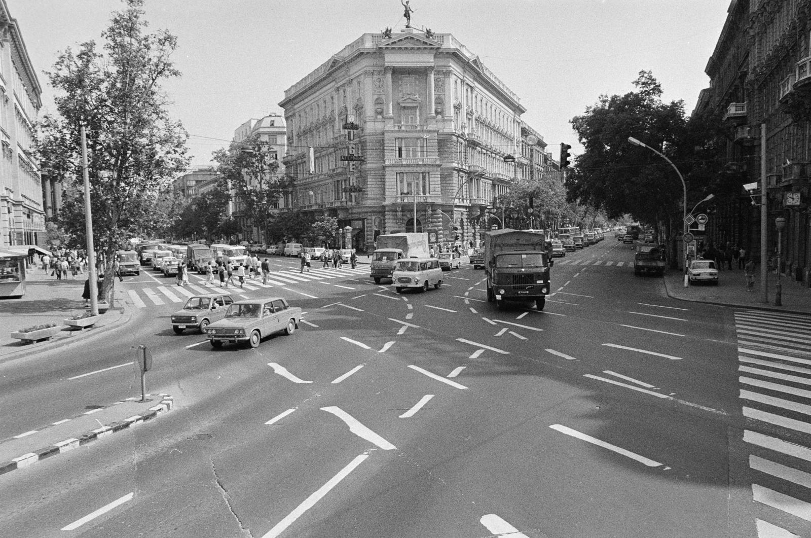 Hungary, Budapest V., Bajcsy-Zsilinszky út, szemben az Andrássy út (Népköztársaság útja) sarkán a Foncière-palota., 1983, Prohászka Imre, Budapest, Fortepan #288699