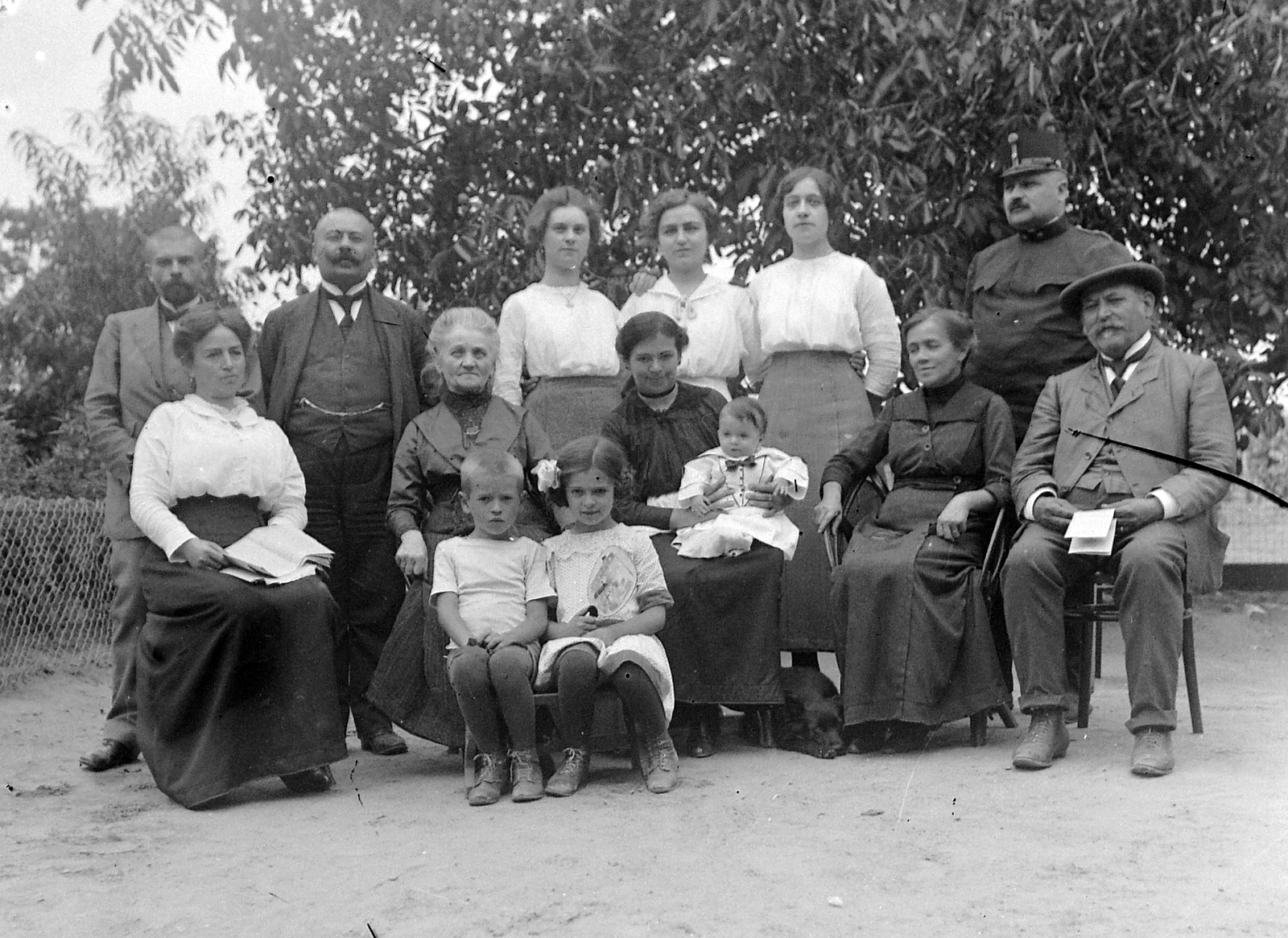 1920, Fortepan, család, egyenruha, olvasás, udvar, csoportkép, nők, férfiak, gyerekek, Fortepan #2887