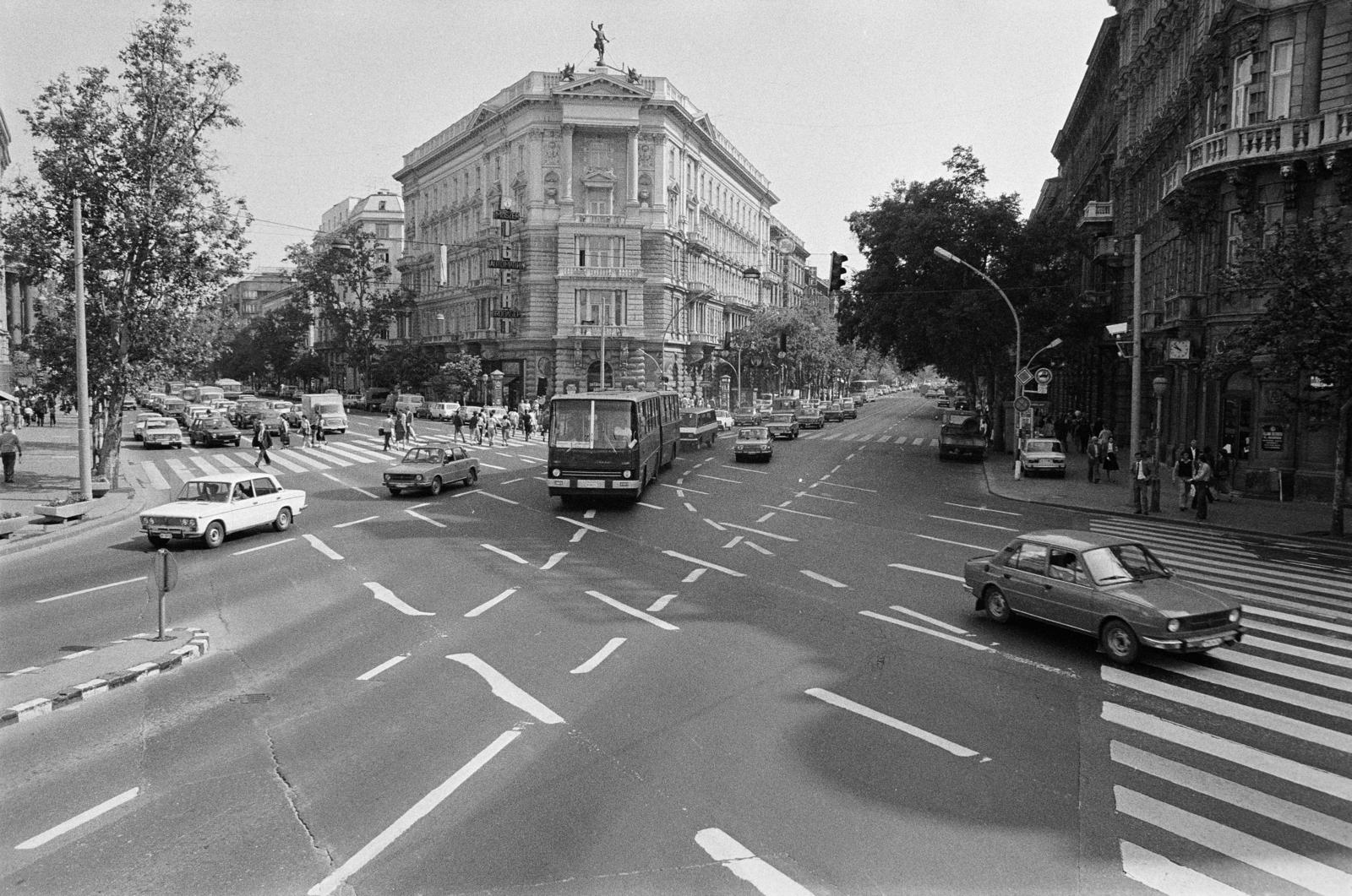 Hungary, Budapest V., Bajcsy-Zsilinszky út, szemben az Andrássy út (Népköztársaság útja) sarkán a Foncière-palota., 1983, Prohászka Imre, crosswalk, automobile, Skoda-brand, Lada-brand, bus, Ikarus-brand, cornerhouse, Budapest, Fortepan #288701