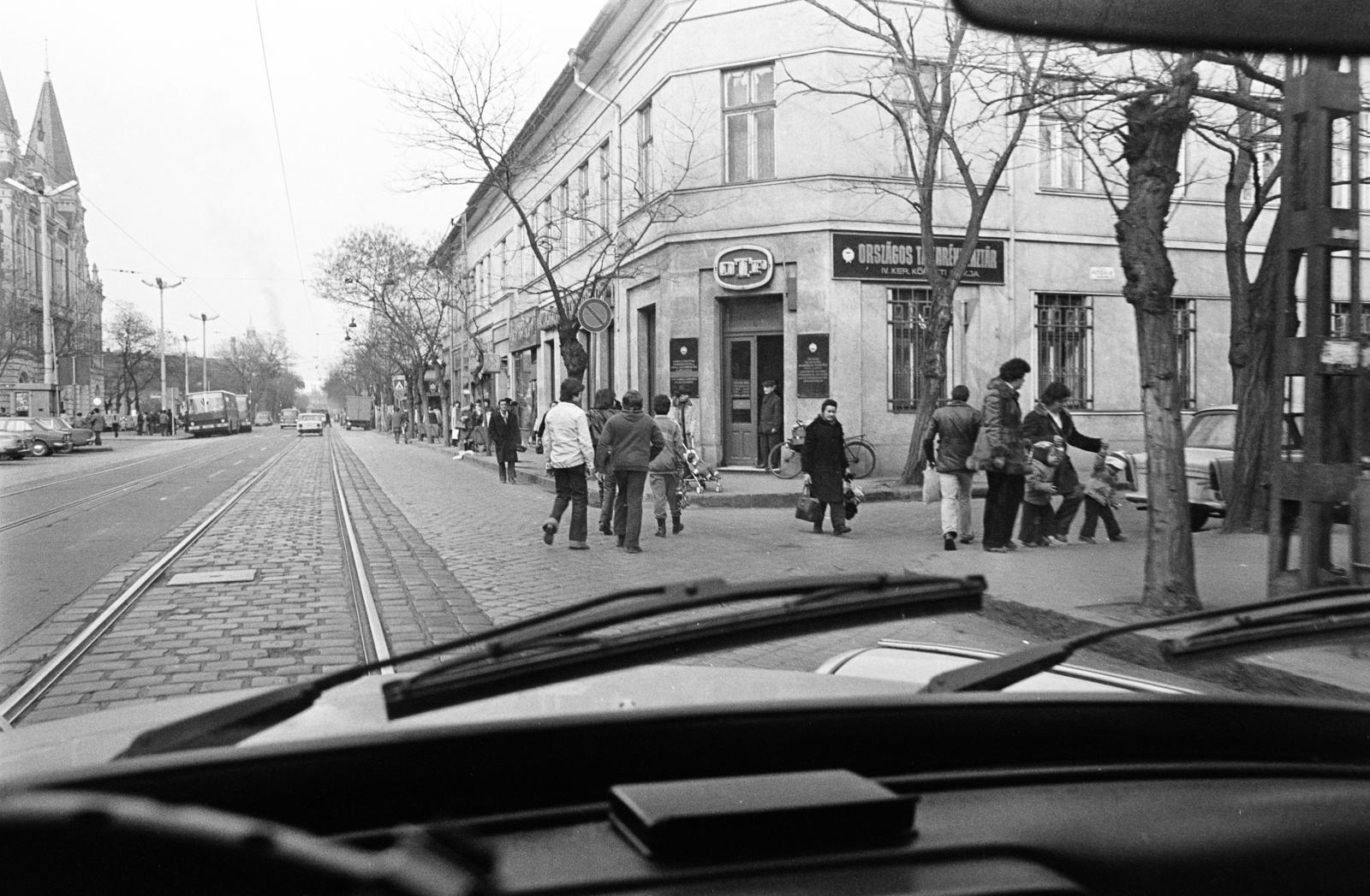 Hungary, Budapest IV., István (Bajcsy-Zsilinszky) út, balra a Városháza, jobbra a Petőfi utca torkolata., 1980, Prohászka Imre, Budapest, Fortepan #288704