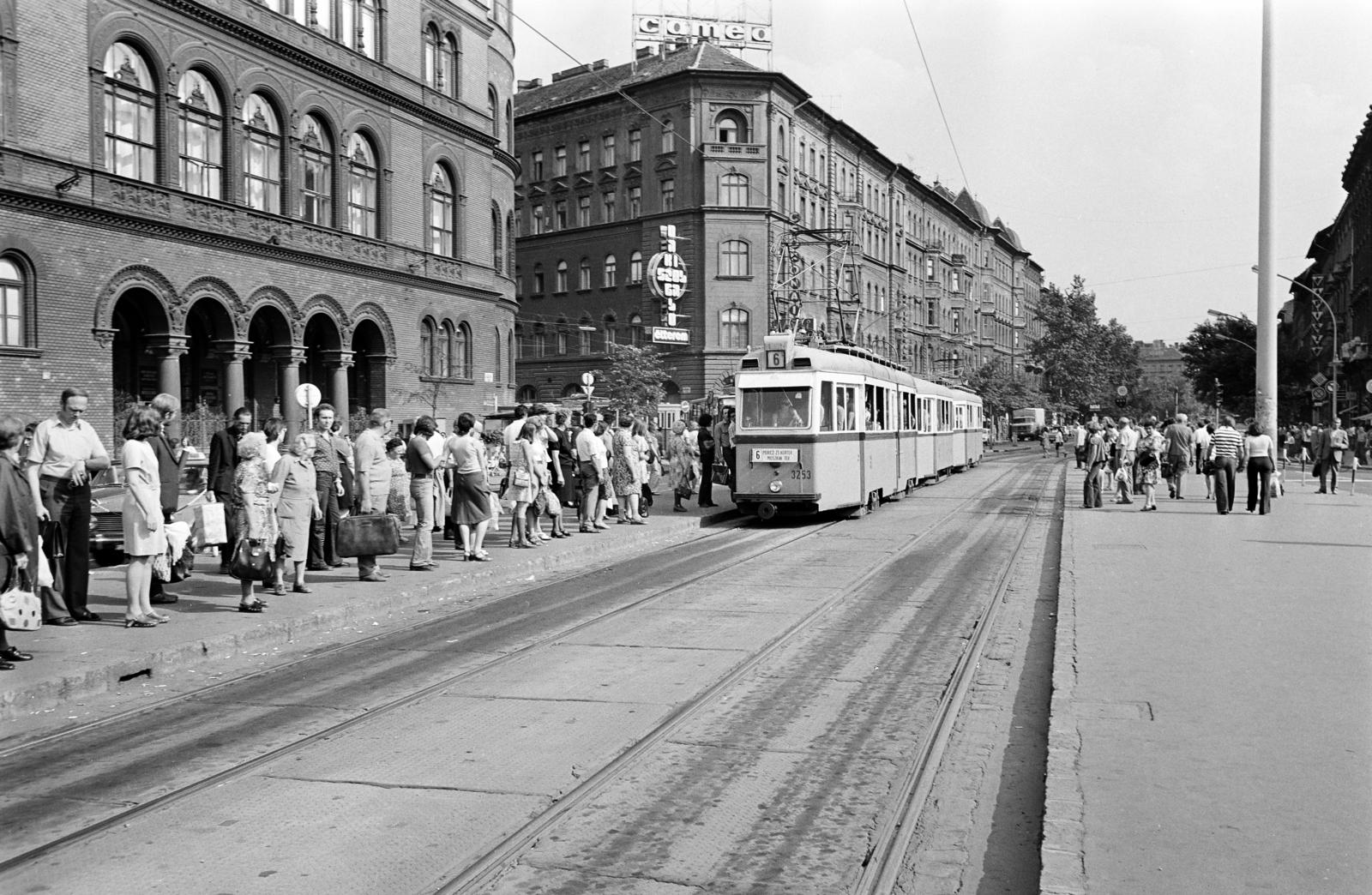 Hungary, Budapest VIII., József körút, villamosmegálló a Blaha Lujza térnél. Balra a Bánki Donát Gépipari Műszaki Főiskola épülete a Népszínház utca torkolatánál., 1978, Prohászka Imre, tram, Budapest, destination sign, Fortepan #288727