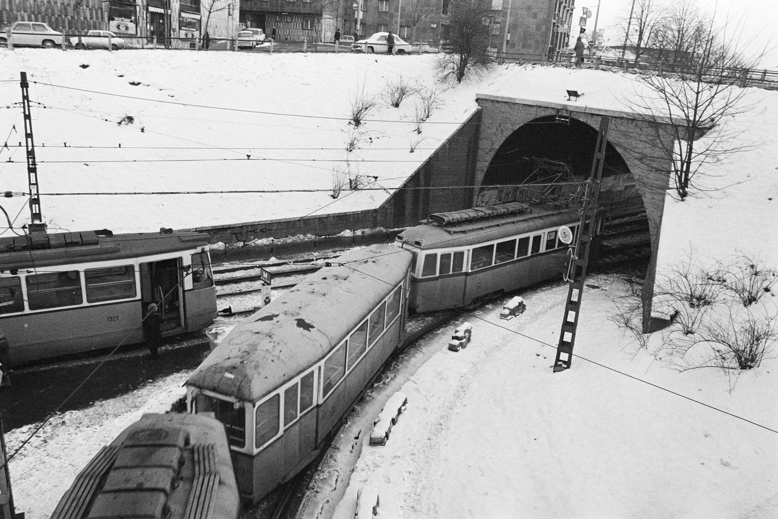 Magyarország, Budapest II., Széll Kálmán (Moszkva) tér, rálátás a Várfok utcához vezető felüljáróról a Krisztina körút felé vezető villamos aluljáróra. Balra a Vérmező út - Várfok utca sarkán álló épületek láthatók., 1979, Prohászka Imre, villamos, Budapest, Fortepan #288736