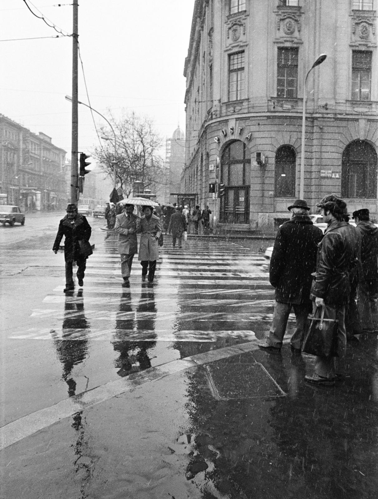 Magyarország, Budapest VI., Teréz (Lenin) körút, gyalogos átkelőhely a Podmaniczky (Rudas László) utcánál, szemben a a 62-es posta., 1981, Prohászka Imre, gyalogátkelő, eső, esernyő, Budapest, Fortepan #288739