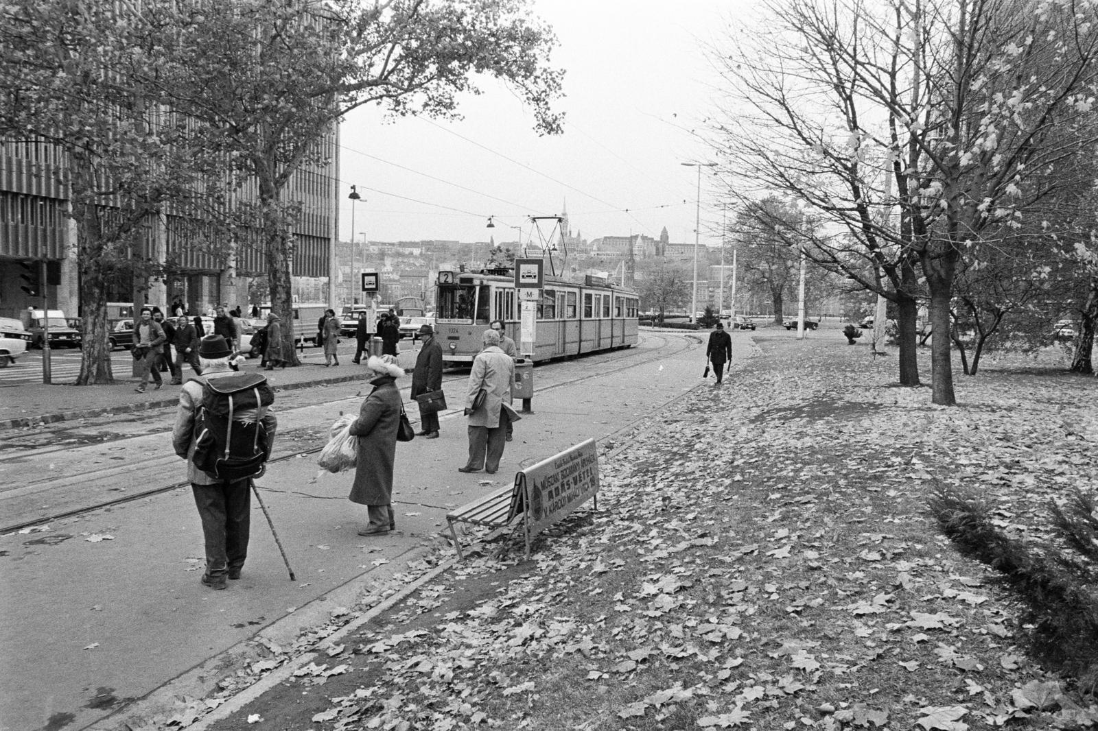 Magyarország, Budapest V., Kossuth Lajos tér, villamosmegálló. Háttérben a Műszaki és Természettudományi Egyesületek Szövetsége / MTESZ-székház., 1981, Prohászka Imre, Budapest, villamos, Fortepan #288740