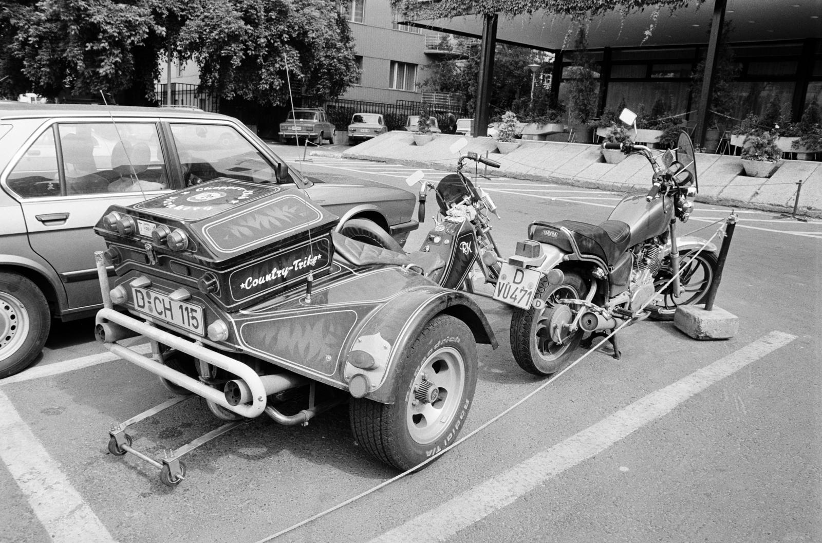 Magyarország, Budapest II., Szilágyi Erzsébet fasor, a Budapest körszálló parkolója., 1983, Prohászka Imre, Budapest, motorkerékpár, trike, Fortepan #288742