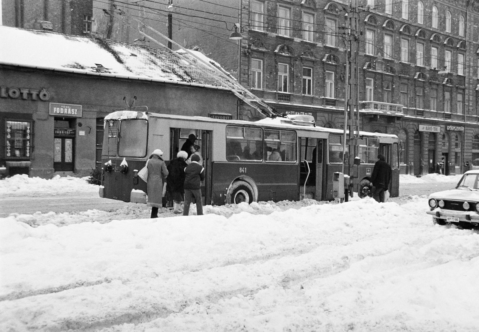 Hungary, Budapest VIII., Baross utca, trolibusz-végállomás a Baross kocsiszín előtt., 1987, Prohászka Imre, Budapest, trolley bus, Fortepan #288747