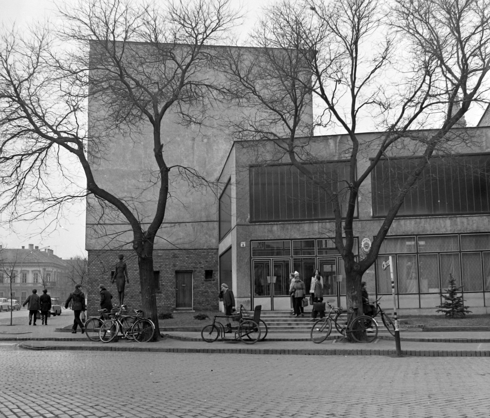 Magyarország, Kecskemét, Katona József tér - Csányi János körút sarok, Ének-Zenei Általános Iskola., 1970, Építésügyi Dokumentációs és Információs Központ, VÁTI, kerékpár, iskola, szobor, kerekesszék, Fortepan #28875