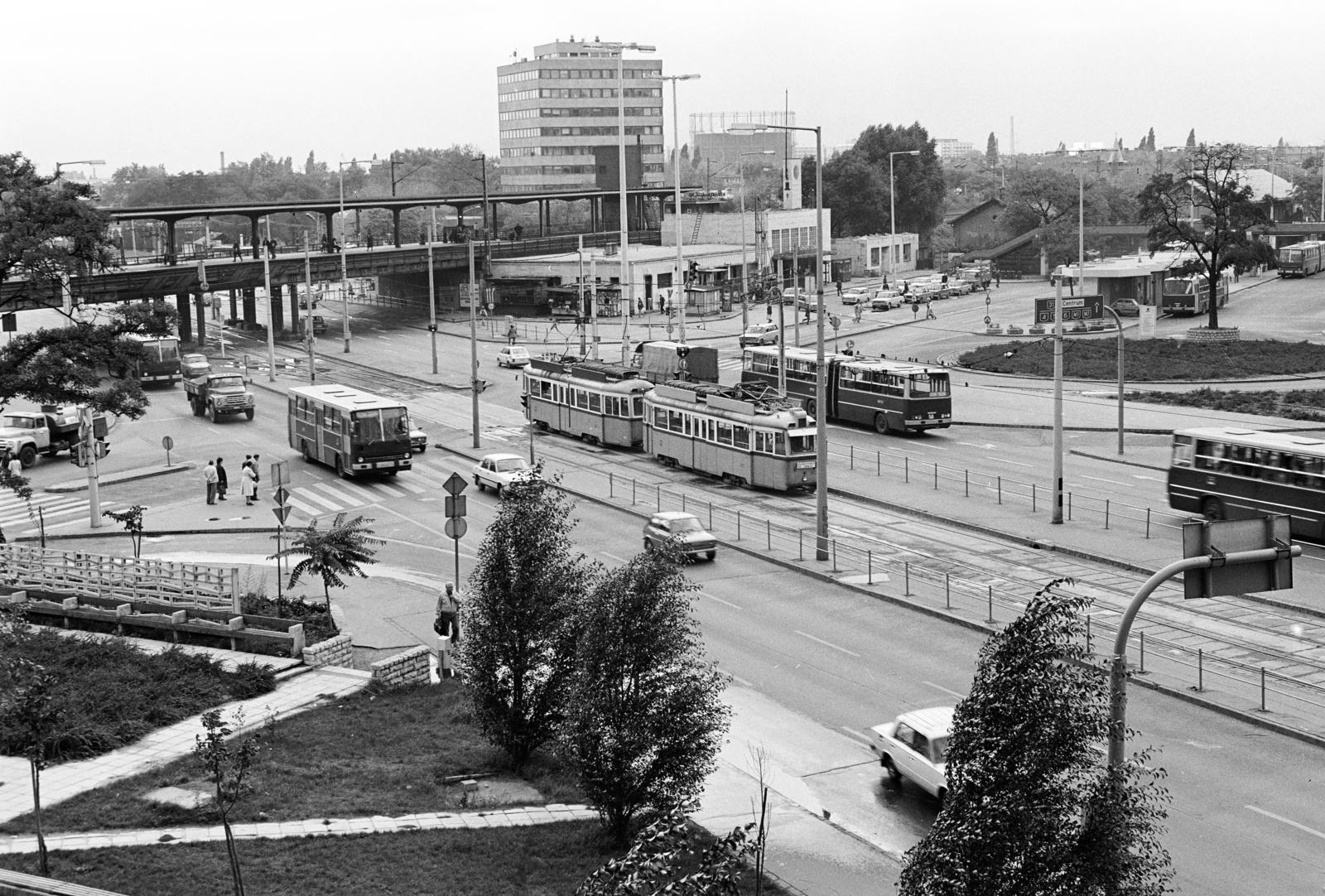 Hungary, Budapest X., Liget (Zalka Máté) tér, a Kőbánya alsó vasútállomás mögött a Kőbányai út látható., 1982, Prohászka Imre, Budapest, Fortepan #288756