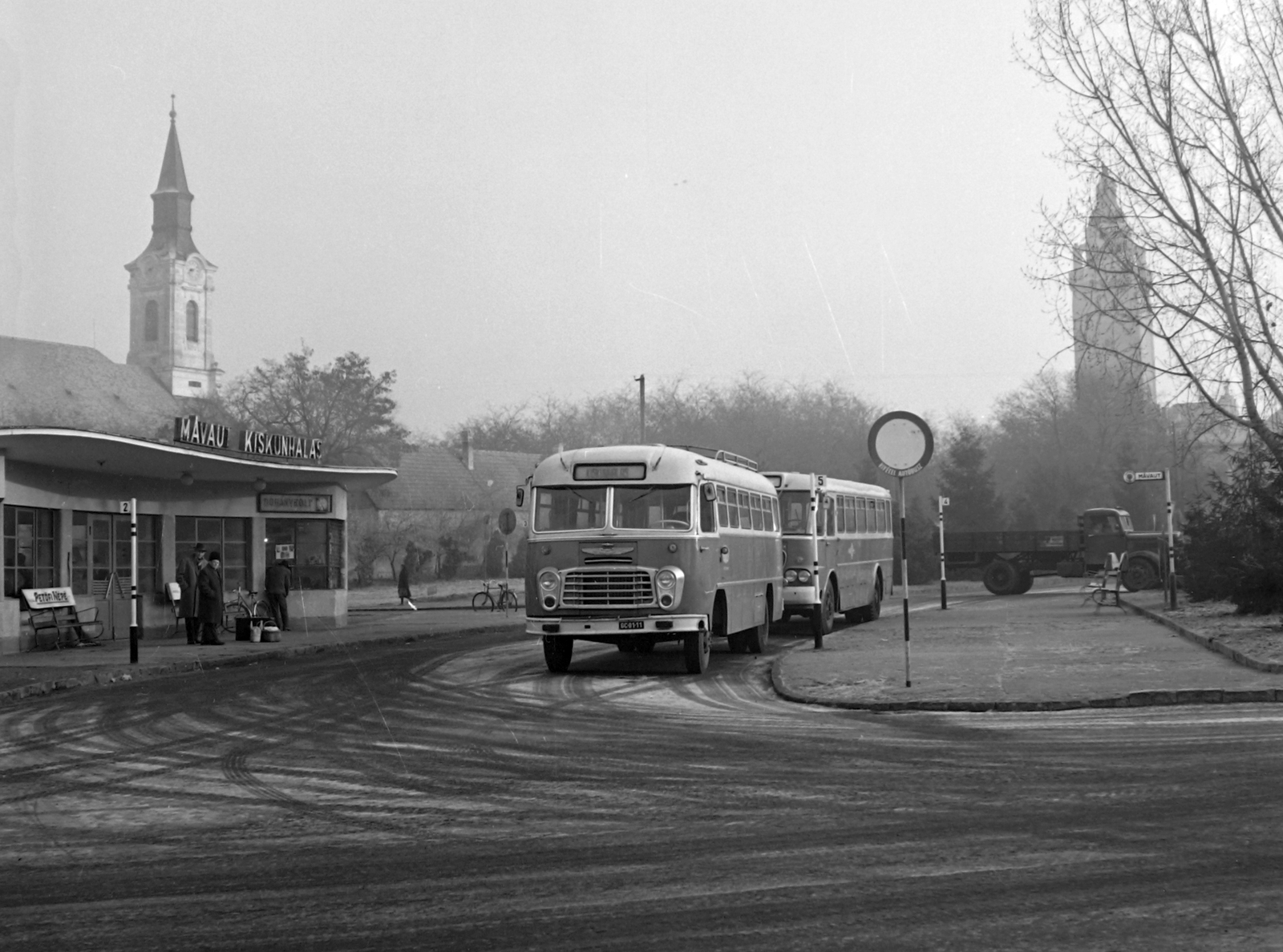 Magyarország, Kiskunhalas, Május 1. tér, autóbusz-állomás., 1970, Építésügyi Dokumentációs és Információs Központ, VÁTI, templom, autóbusz, magyar gyártmány, Ikarus-márka, Csepel-márka, MÁVAUT-szervezet, Ikarus 31/311, Ikarus 620/630, autóbuszállomás, Fortepan #28876