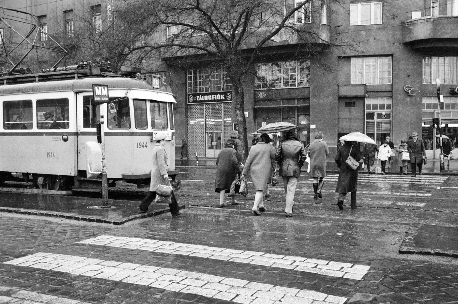 Hungary, Budapest XIII., Váci út, szemben a 34. számú ház a Csanády utca sarkánál., 1980, Prohászka Imre, tram stop, BKV-organisation, Budapest, Fortepan #288769