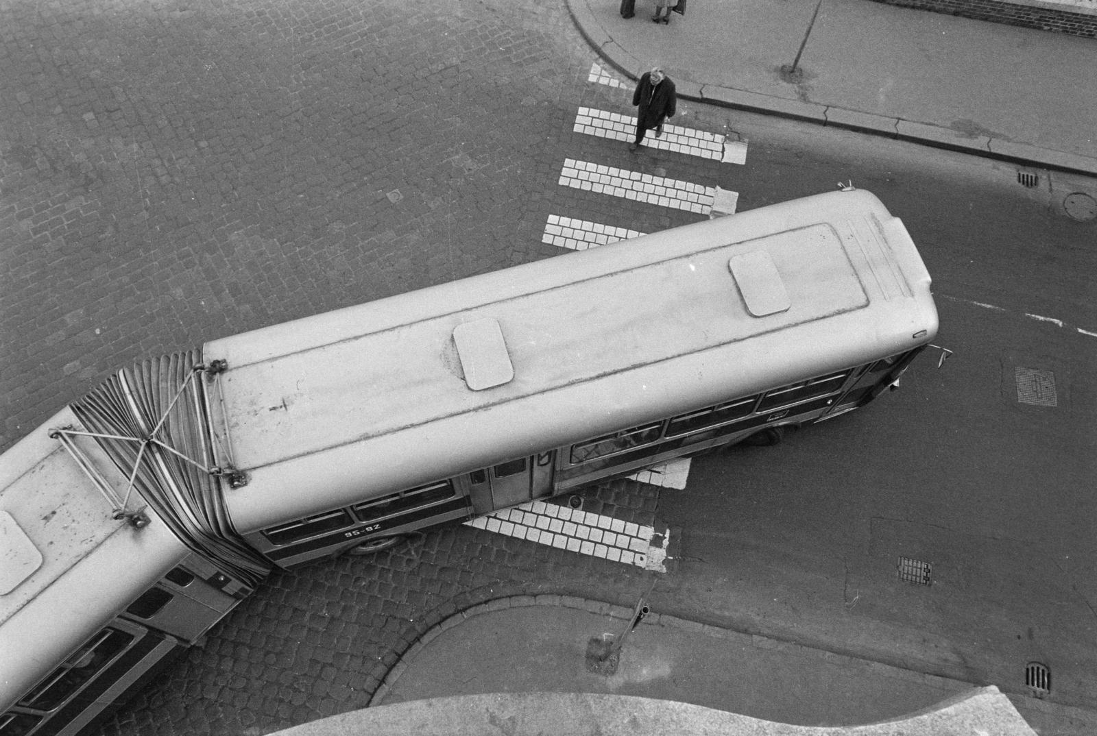 Magyarország, Budapest XI., Szent Gellért tér, kilátás a 3-as számú házból a Budafoki út torkolatára., 1979, Prohászka Imre, Best of, Ikarus 180, felülnézet, Budapest, Fortepan #288772