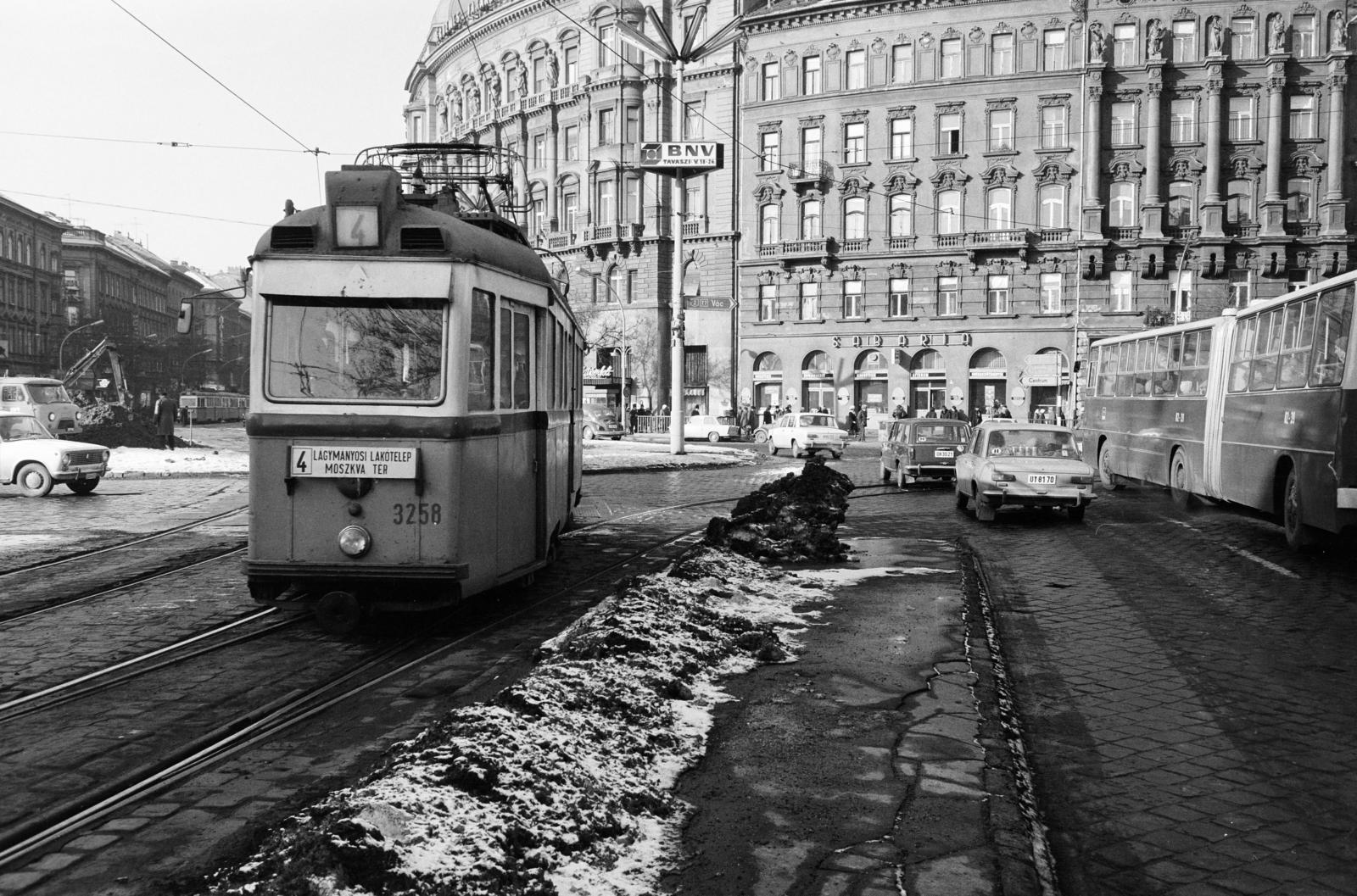 Magyarország, Budapest V.,Budapest VI.,Budapest XIII., Nyugati (Marx) tér, a villamos mögött a Szent István körút, jobbra a Váci út., 1978, Prohászka Imre, Budapest, autóbusz, viszonylattábla, Ikarus 280, Ikarus-márka, villamos, rendszám, Fortepan #288774