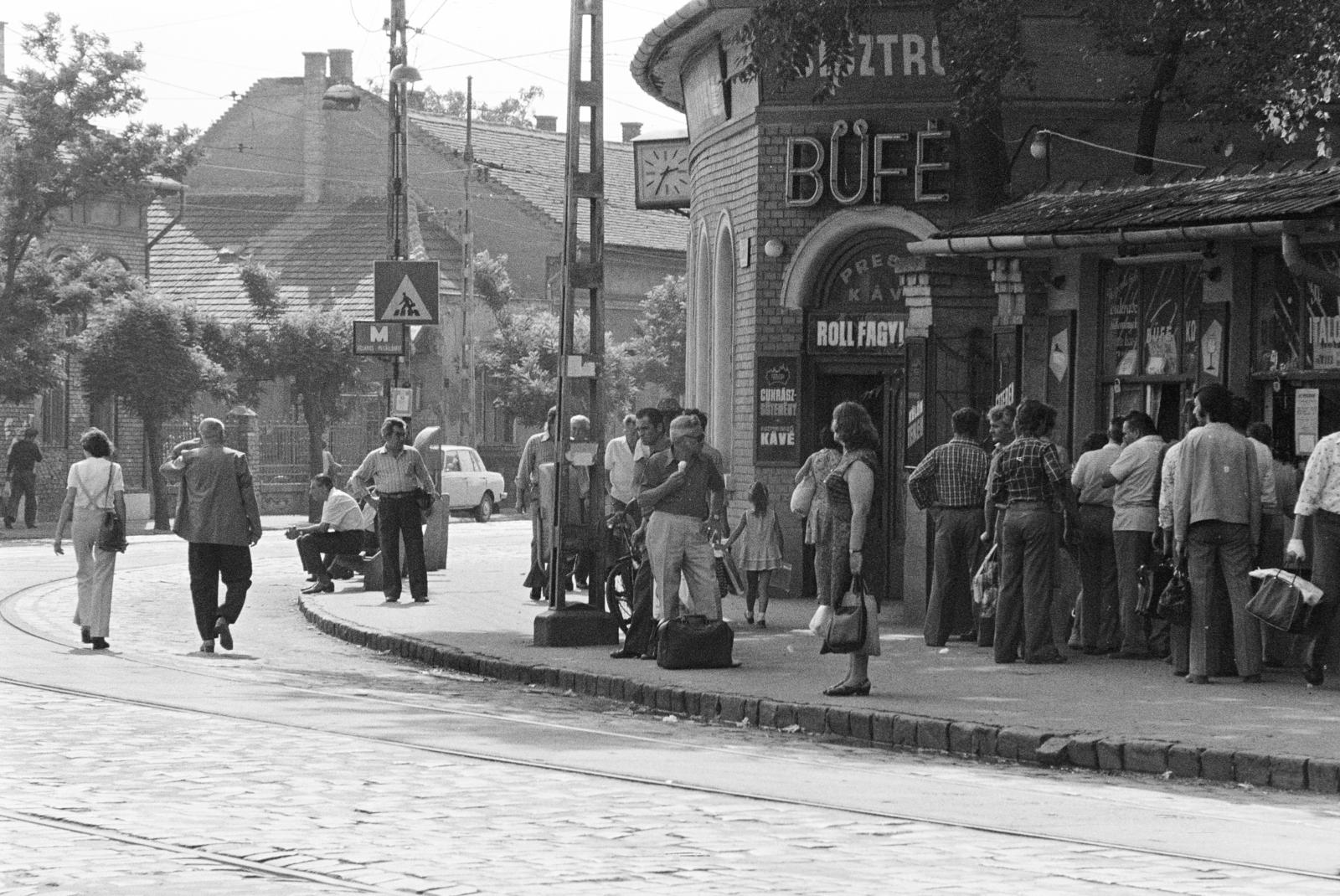 Magyarország, Budapest IV., Szilágyi utca - Görgey Artúr (Dózsa György) utca sarok a Rákospalota - Újpest vasútállomással szemben, Brunovszky Vendéglő., 1980, Prohászka Imre, Budapest, Fortepan #288777