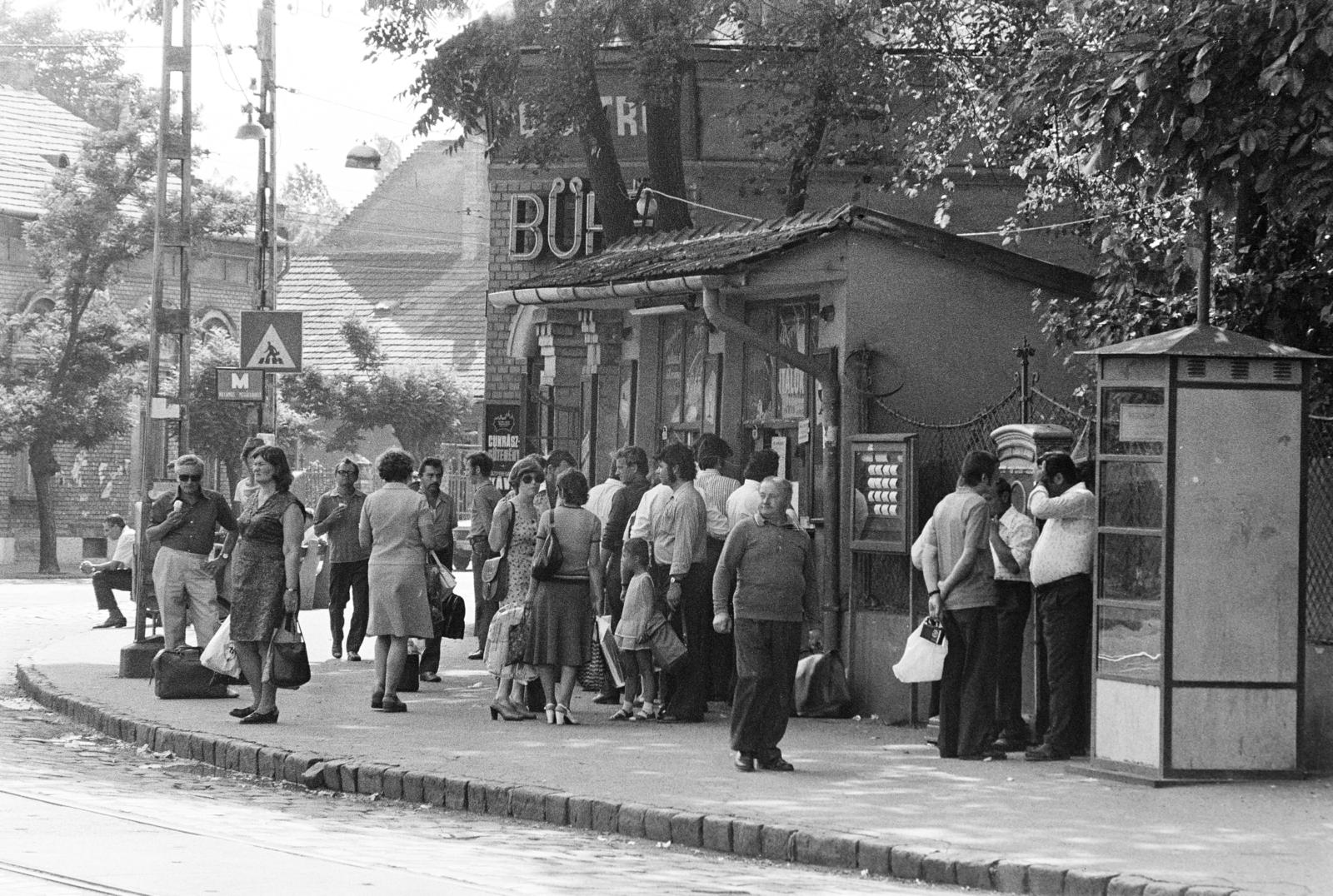 Hungary, Budapest IV., Szilágyi utca - Görgey Artúr (Dózsa György) utca sarok a Rákospalota - Újpest vasútállomással szemben, Brunovszky Vendéglő., 1980, Prohászka Imre, Best of, Budapest, Fortepan #288778