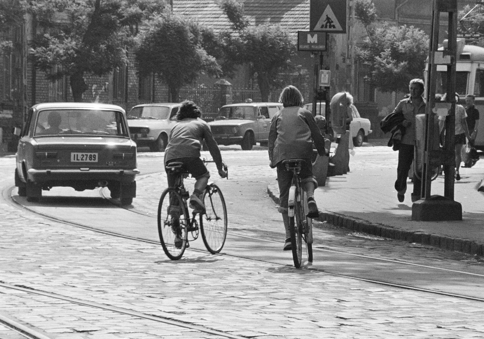 Hungary, Budapest IV., Szilágyi utca - Görgey Artúr (Dózsa György) utca sarok a Rákospalota - Újpest vasútállomással szemben, a Brunovszky Vendéglő előtt., 1982, Prohászka Imre, bicycle, Budapest, number plate, Lada-brand, rails, Fortepan #288788