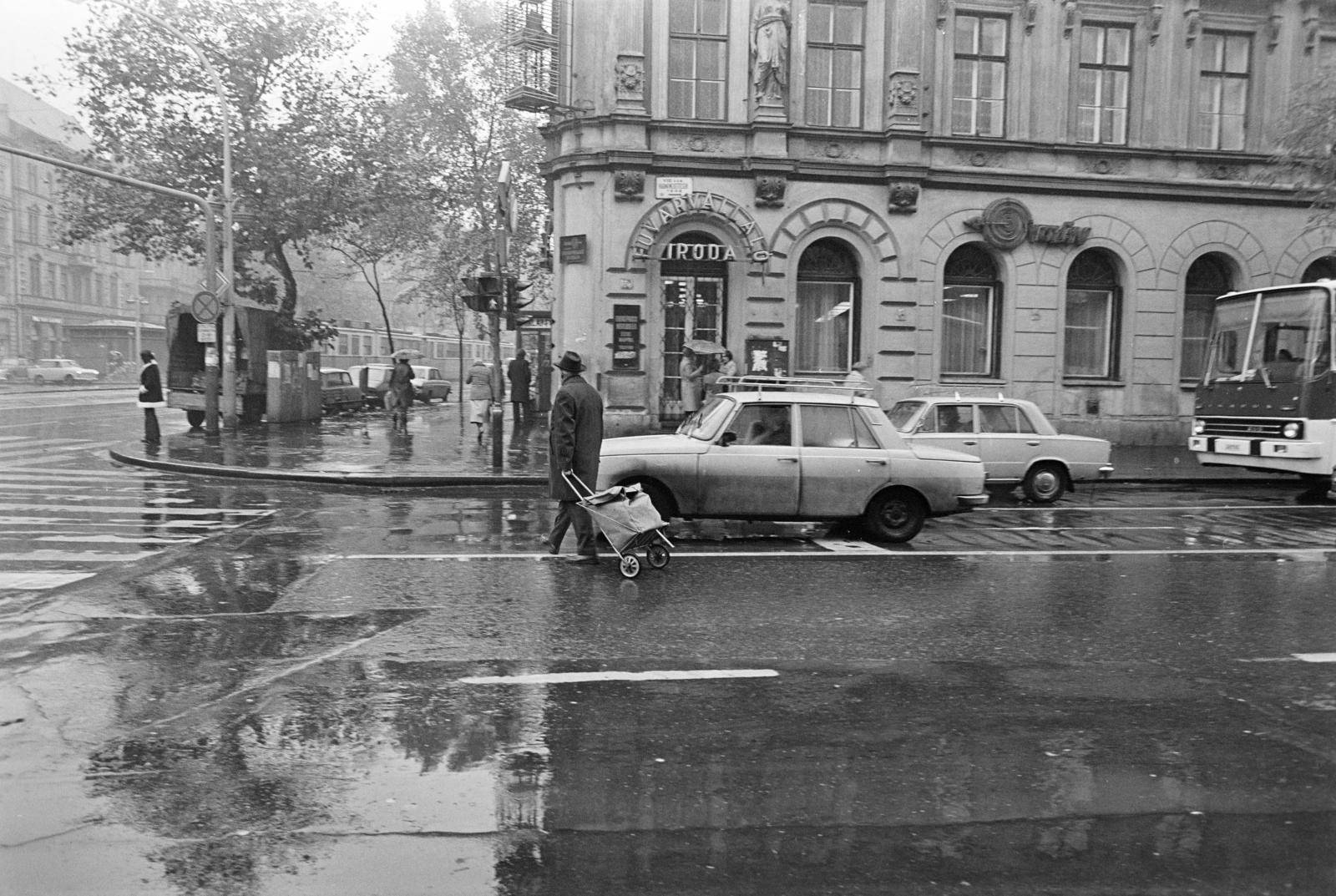 Hungary, Budapest VIII., Harminckettesek tere, szemben a VOLÁN 1. sz. Vállalat Fuvarvállaló Irodája a József körút sarkán., 1982, Prohászka Imre, Budapest, Fortepan #288789